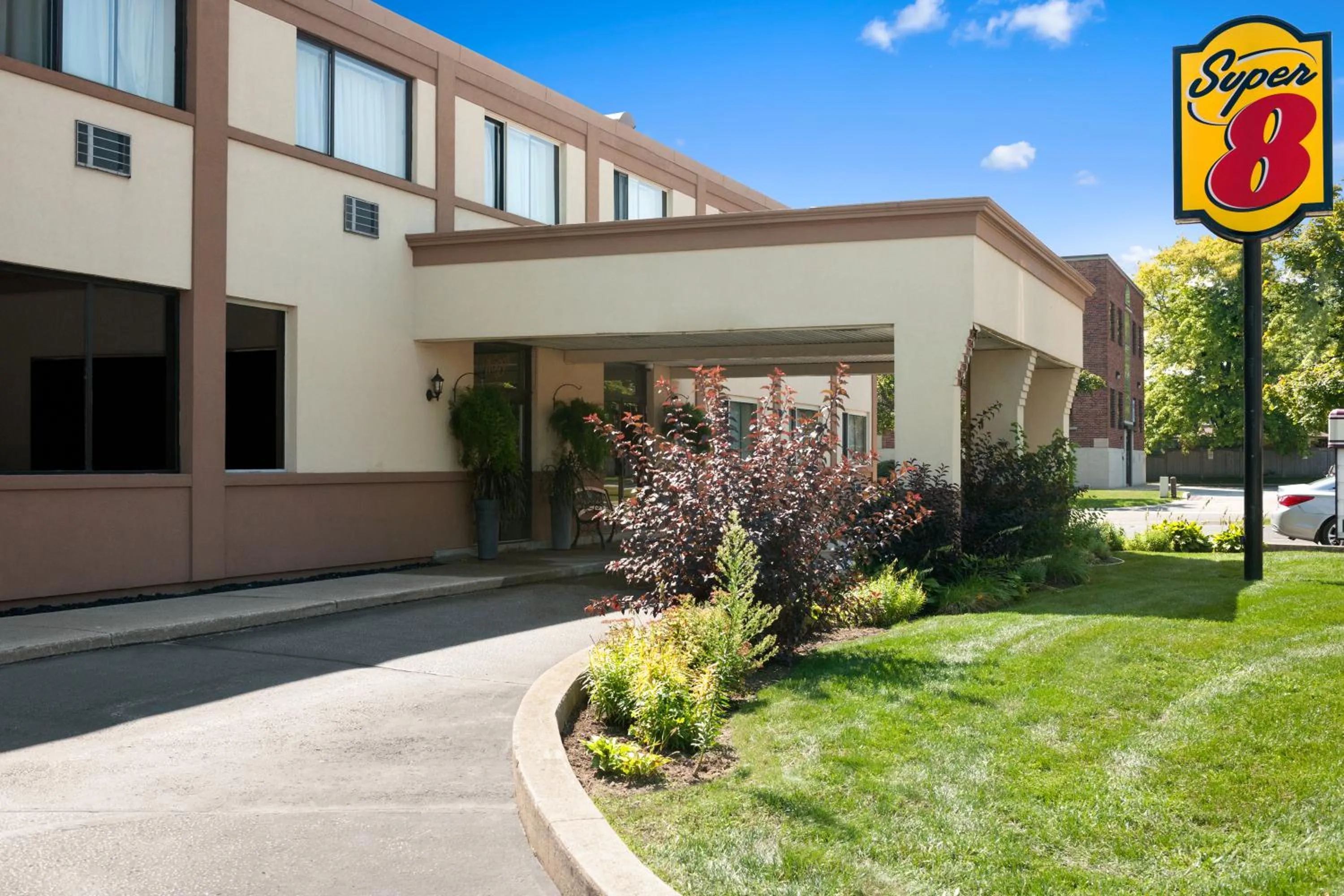 Facade/entrance in Super 8 by Wyndham Sarnia ON