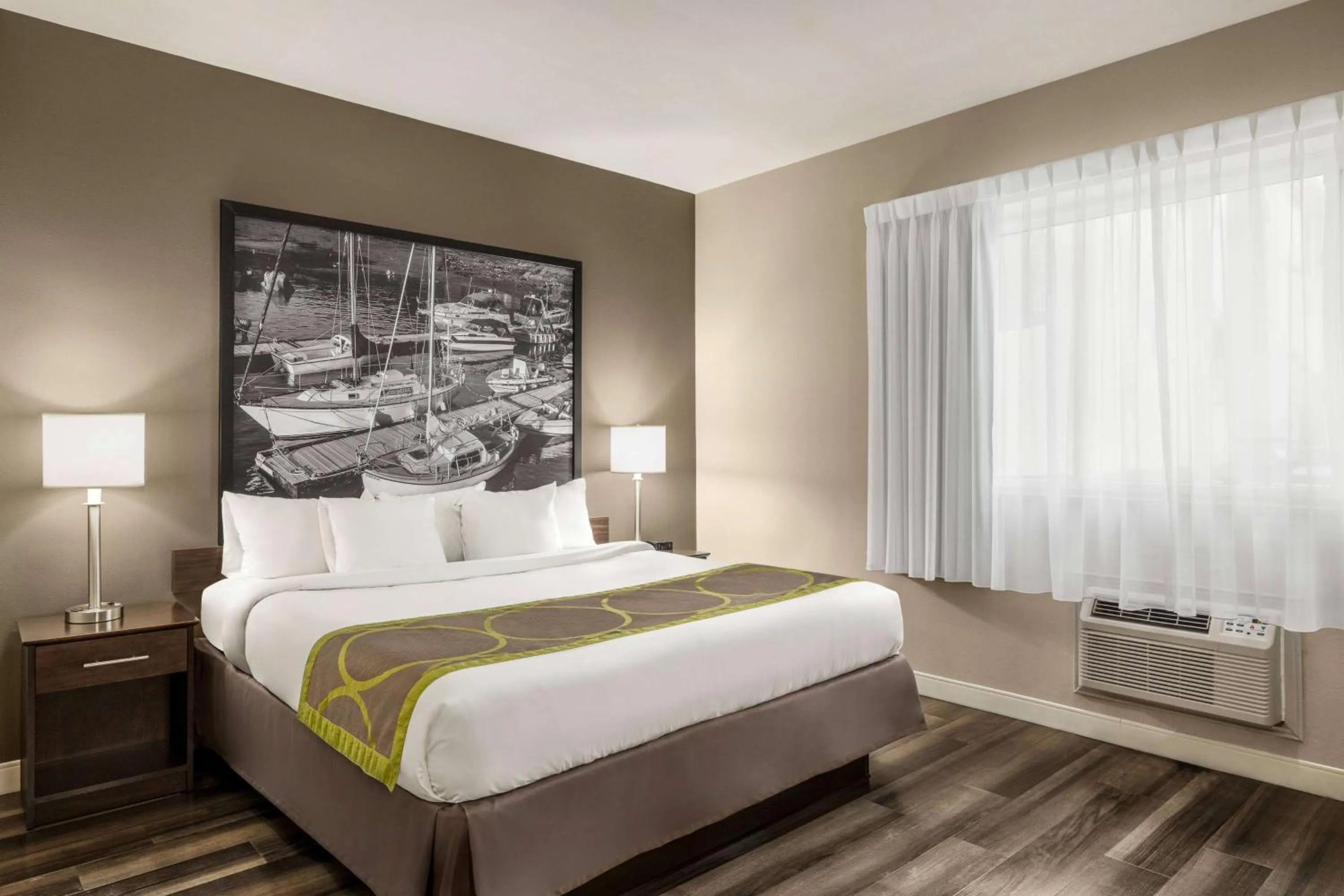 Photo of the whole room, Bed in Super 8 by Wyndham Sarnia ON