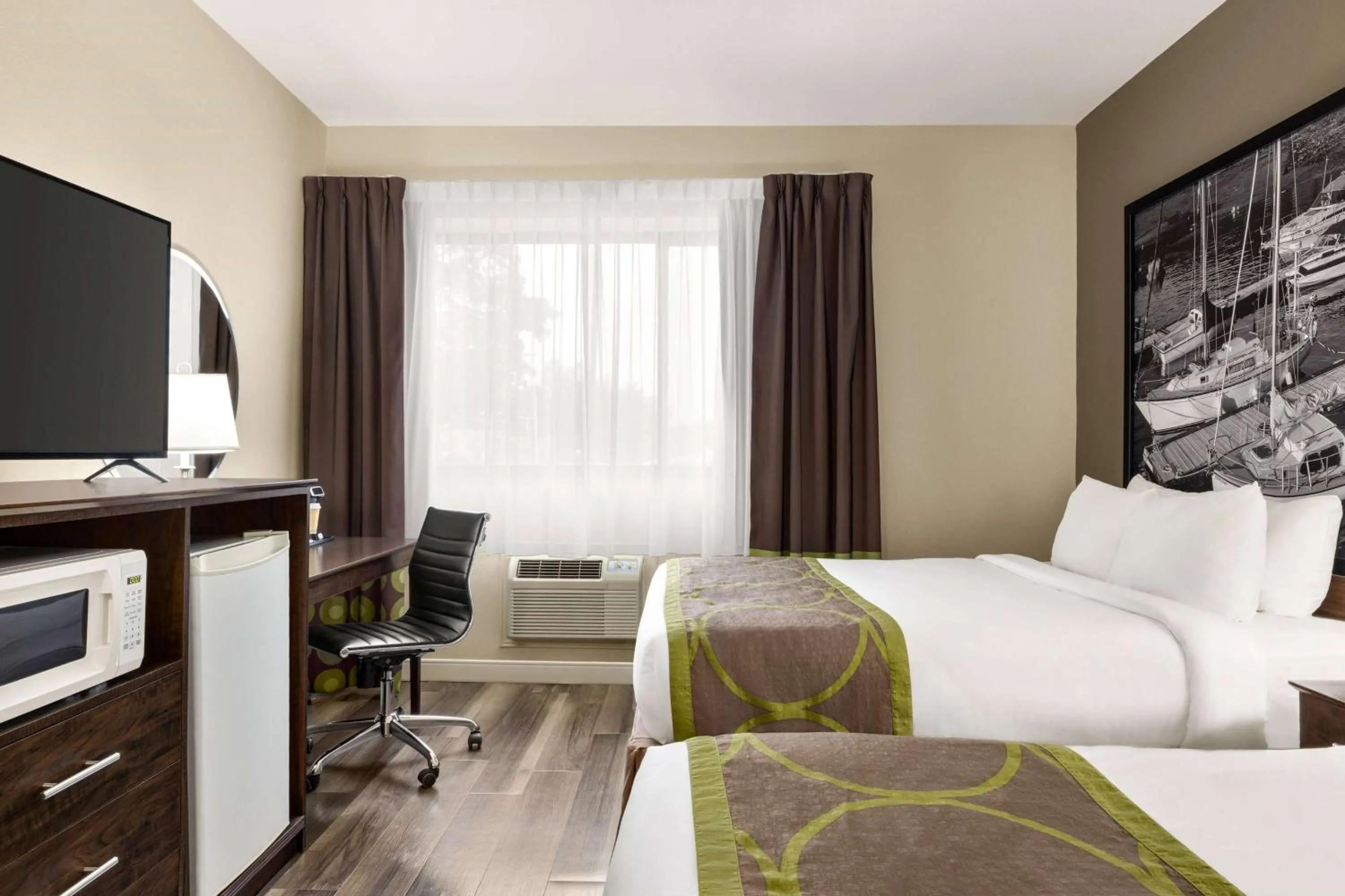 Photo of the whole room, Bed in Super 8 by Wyndham Sarnia ON