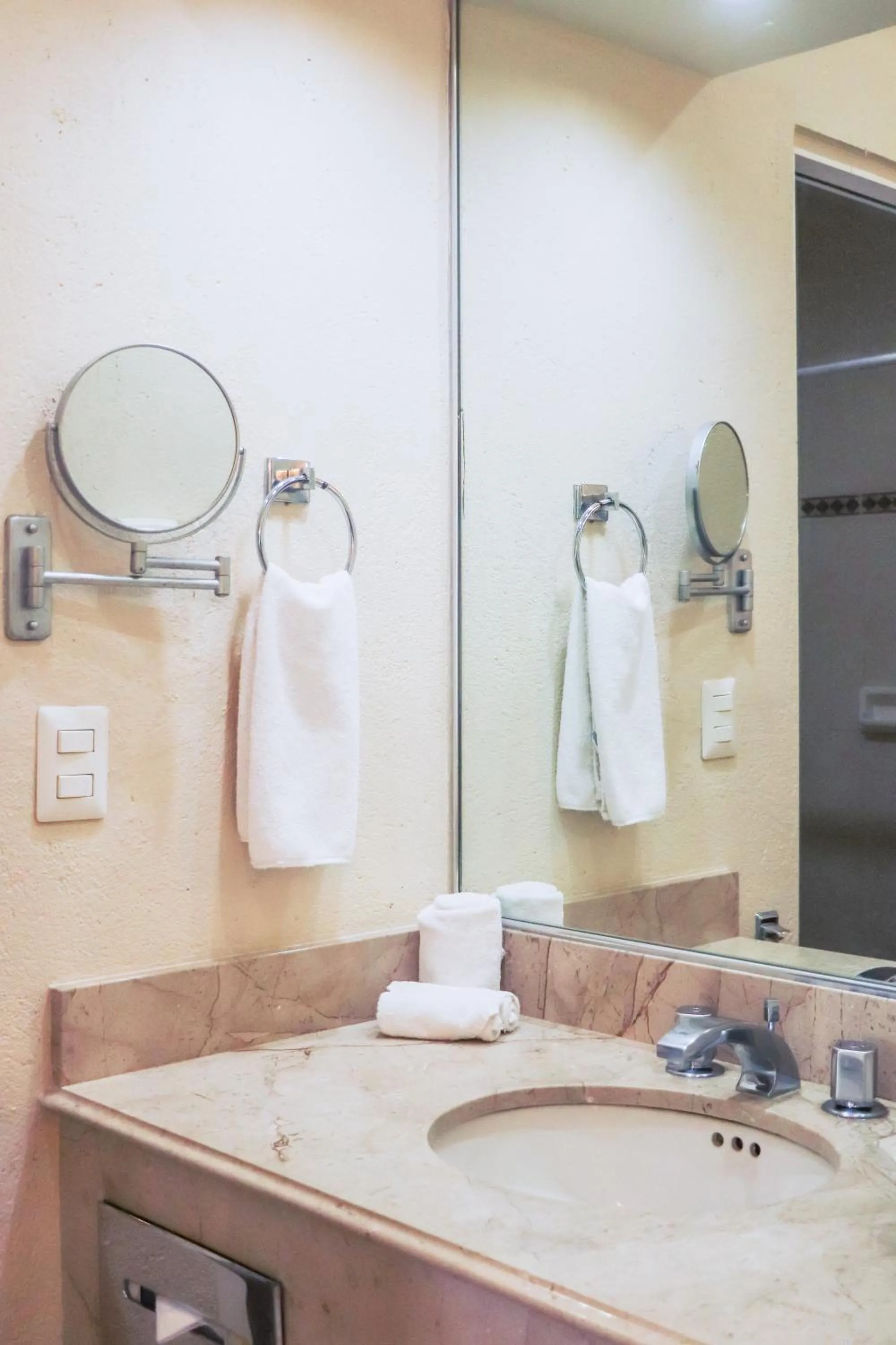 Bathroom in Comfort Inn Tampico