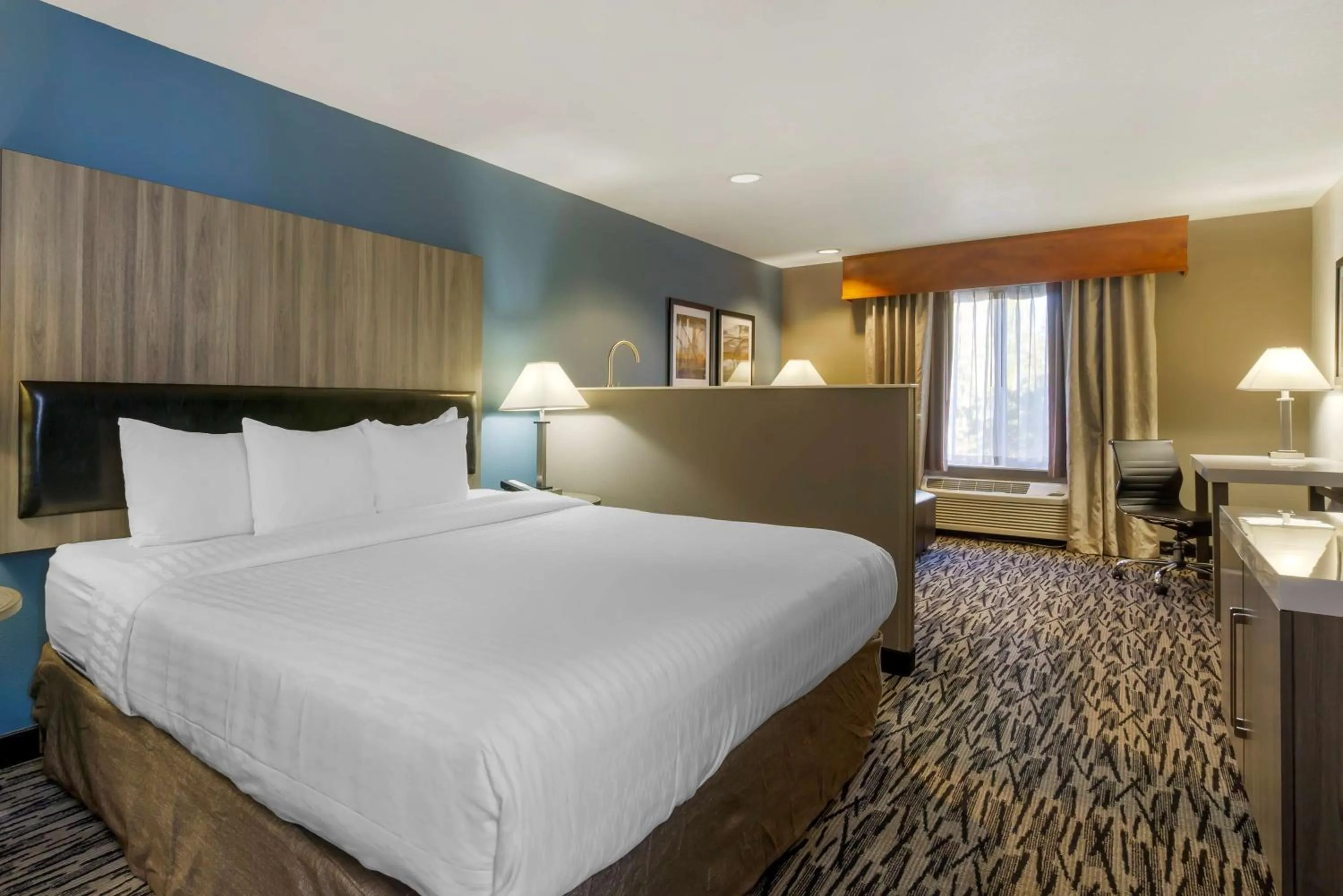 Bedroom, Bed in Best Western PLUS Mountain View Auburn Inn