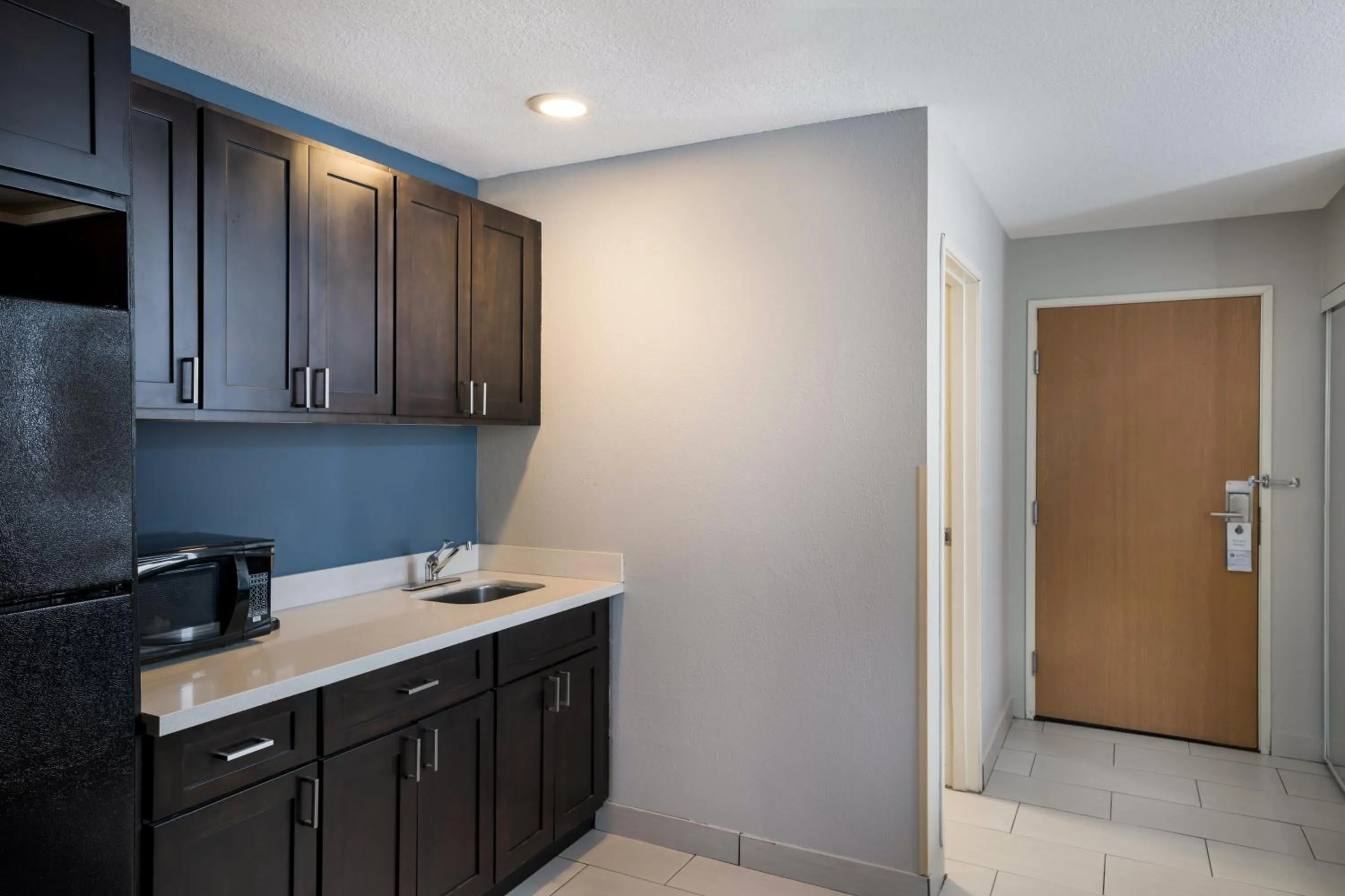 Kitchen or kitchenette in Best Western PLUS Mountain View Auburn Inn