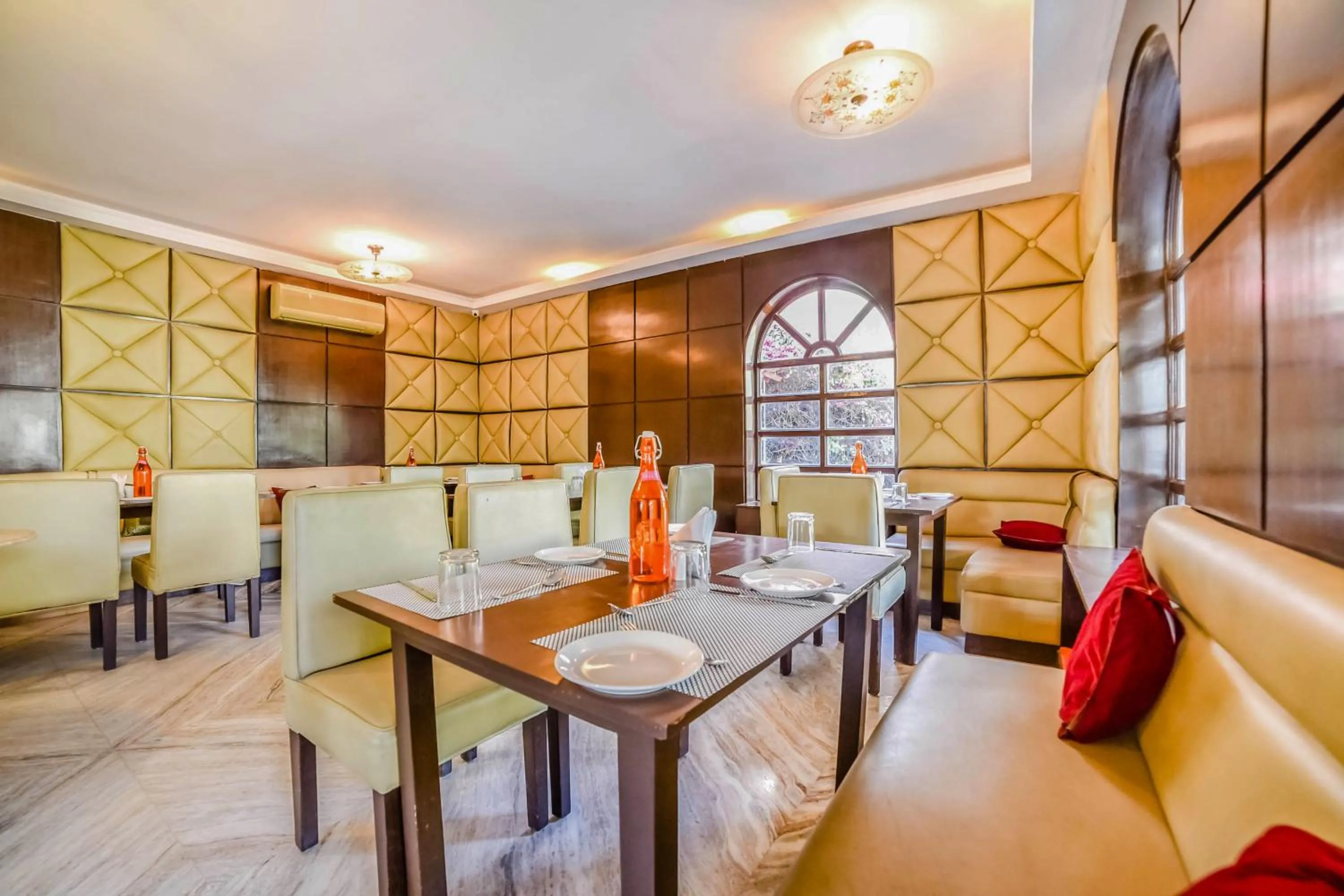 Restaurant/places to eat in Hotel Sugan Niwas Palace