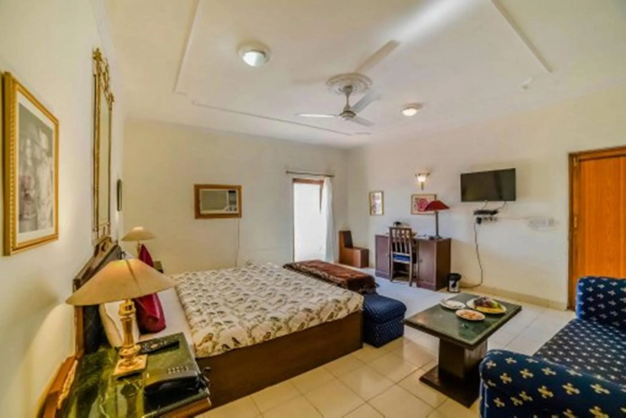 Photo of the whole room, Bed in Hotel Sugan Niwas Palace