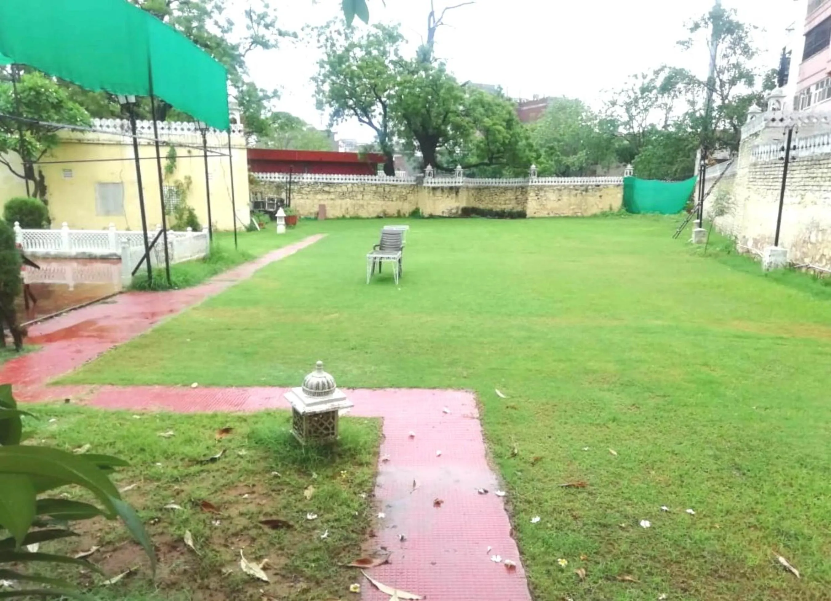 Garden in Hotel Sugan Niwas Palace