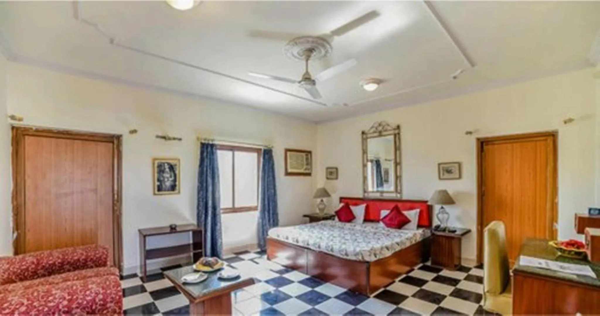 Photo of the whole room, Bed in Hotel Sugan Niwas Palace