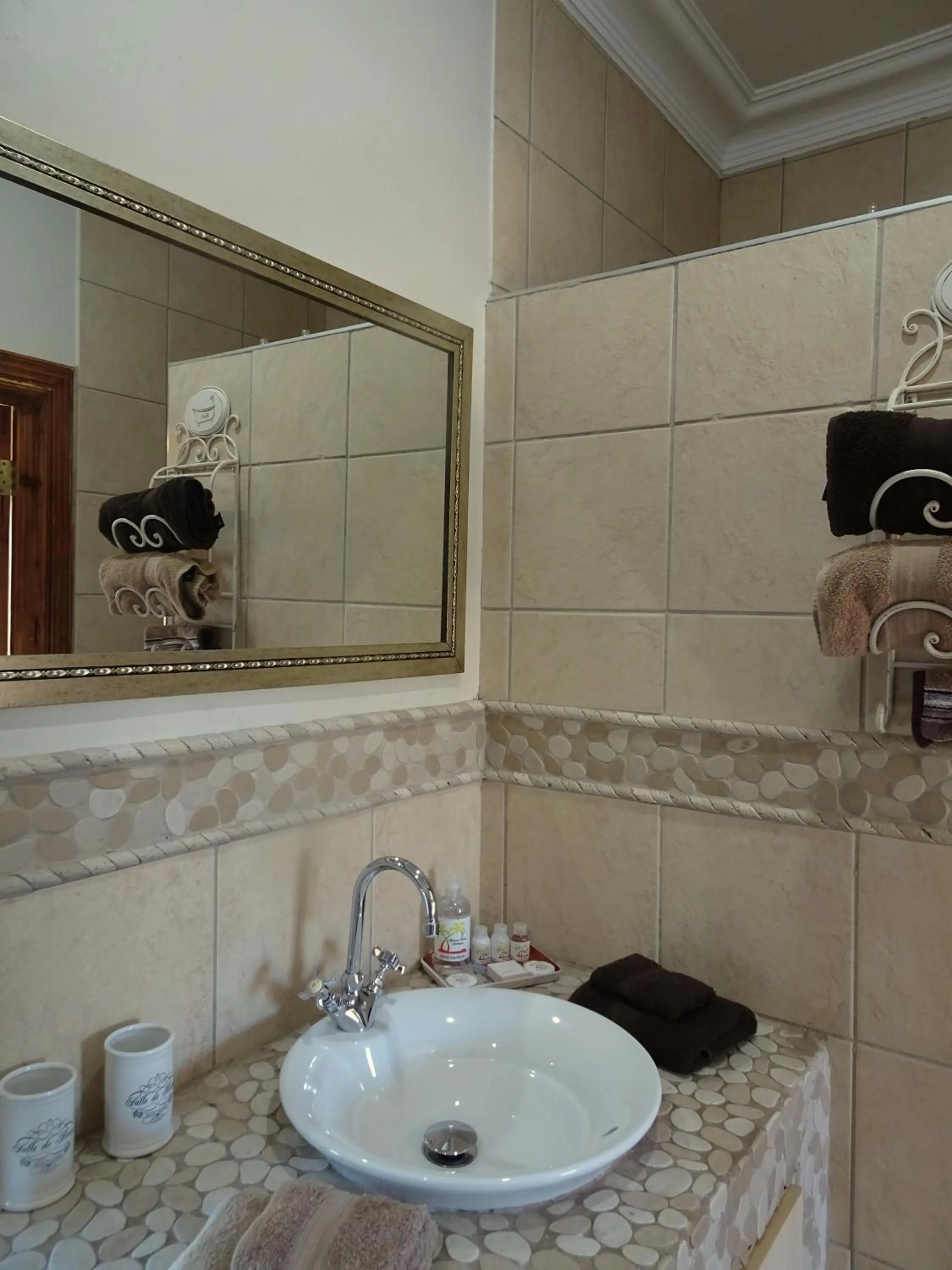 Bathroom in African Palm Cottage and Guesthouse