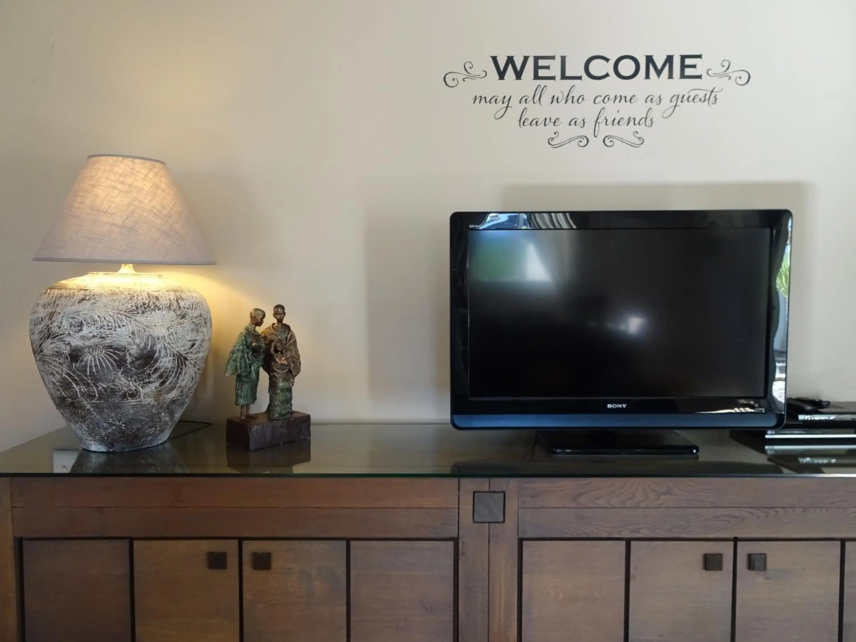 TV and multimedia in African Palm Cottage and Guesthouse