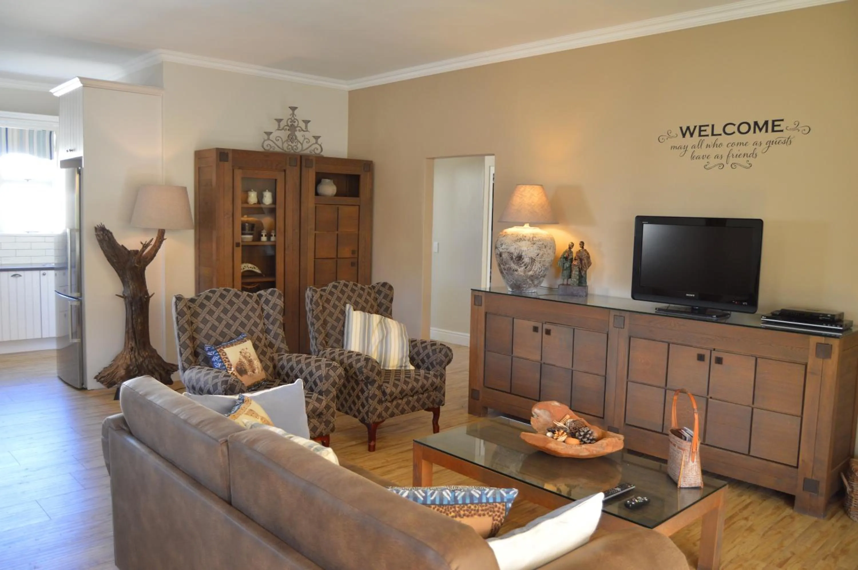 TV and multimedia in African Palm Cottage and Guesthouse