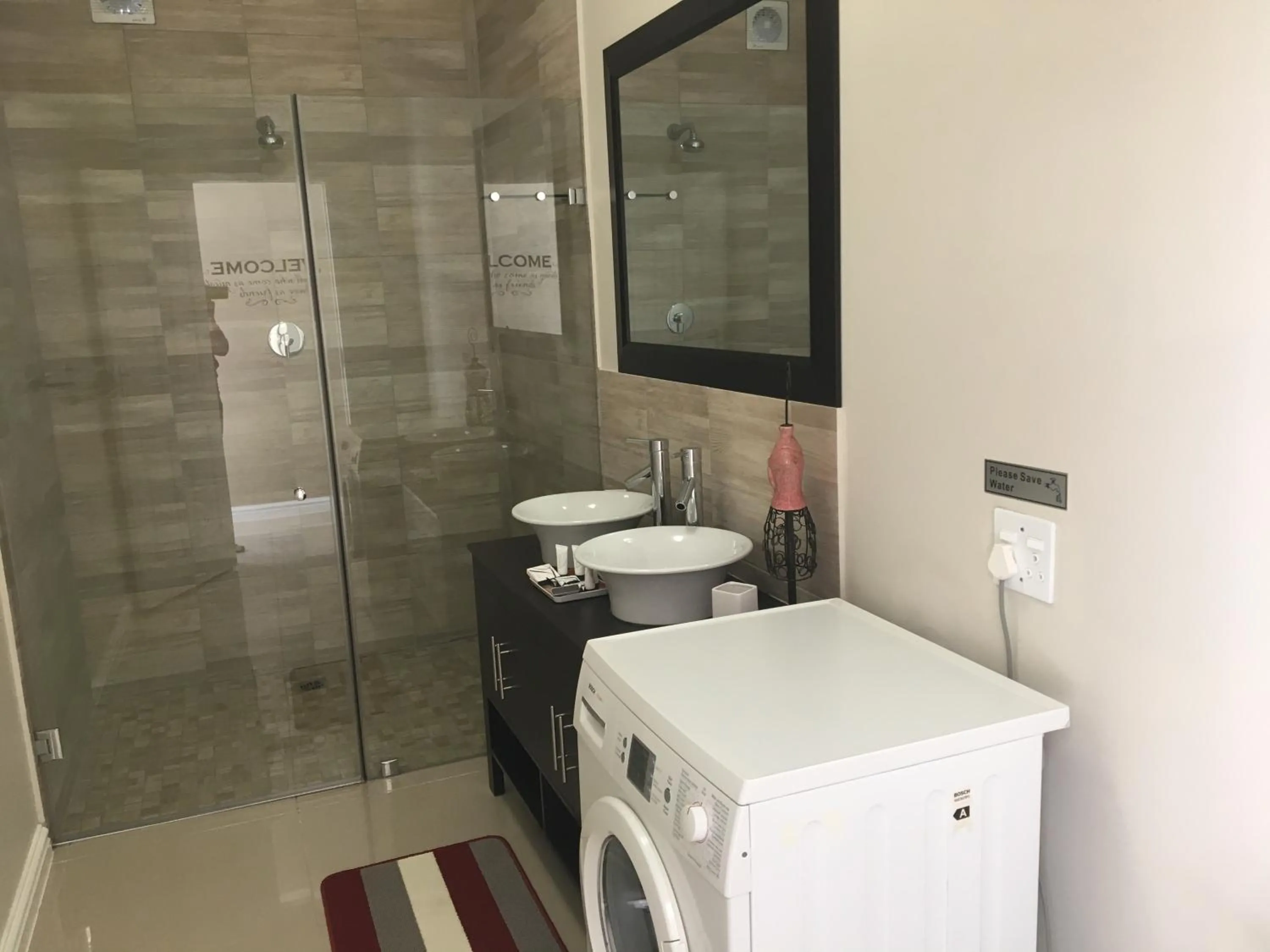 Bathroom in African Palm Cottage and Guesthouse