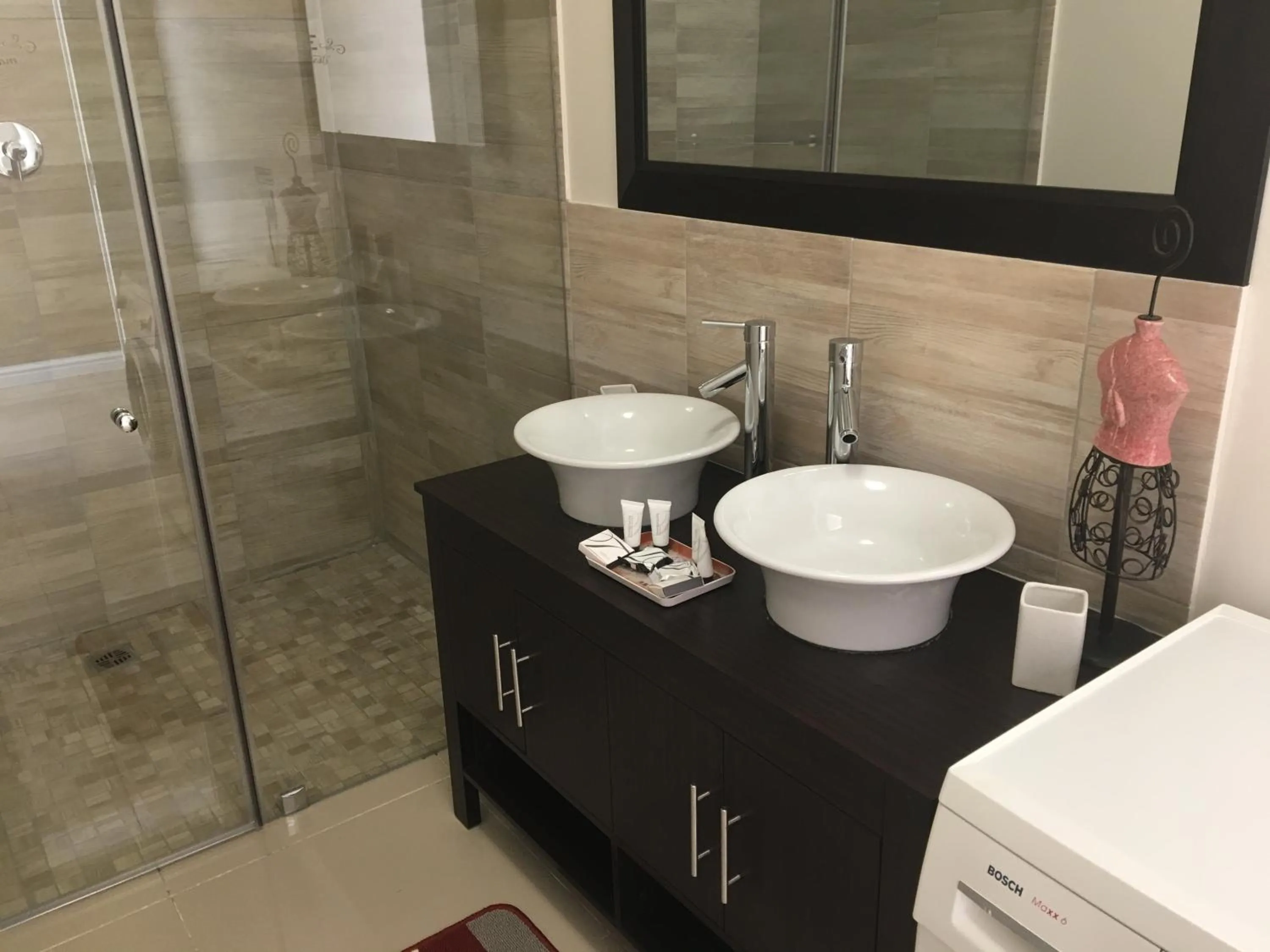 Bathroom in African Palm Cottage and Guesthouse