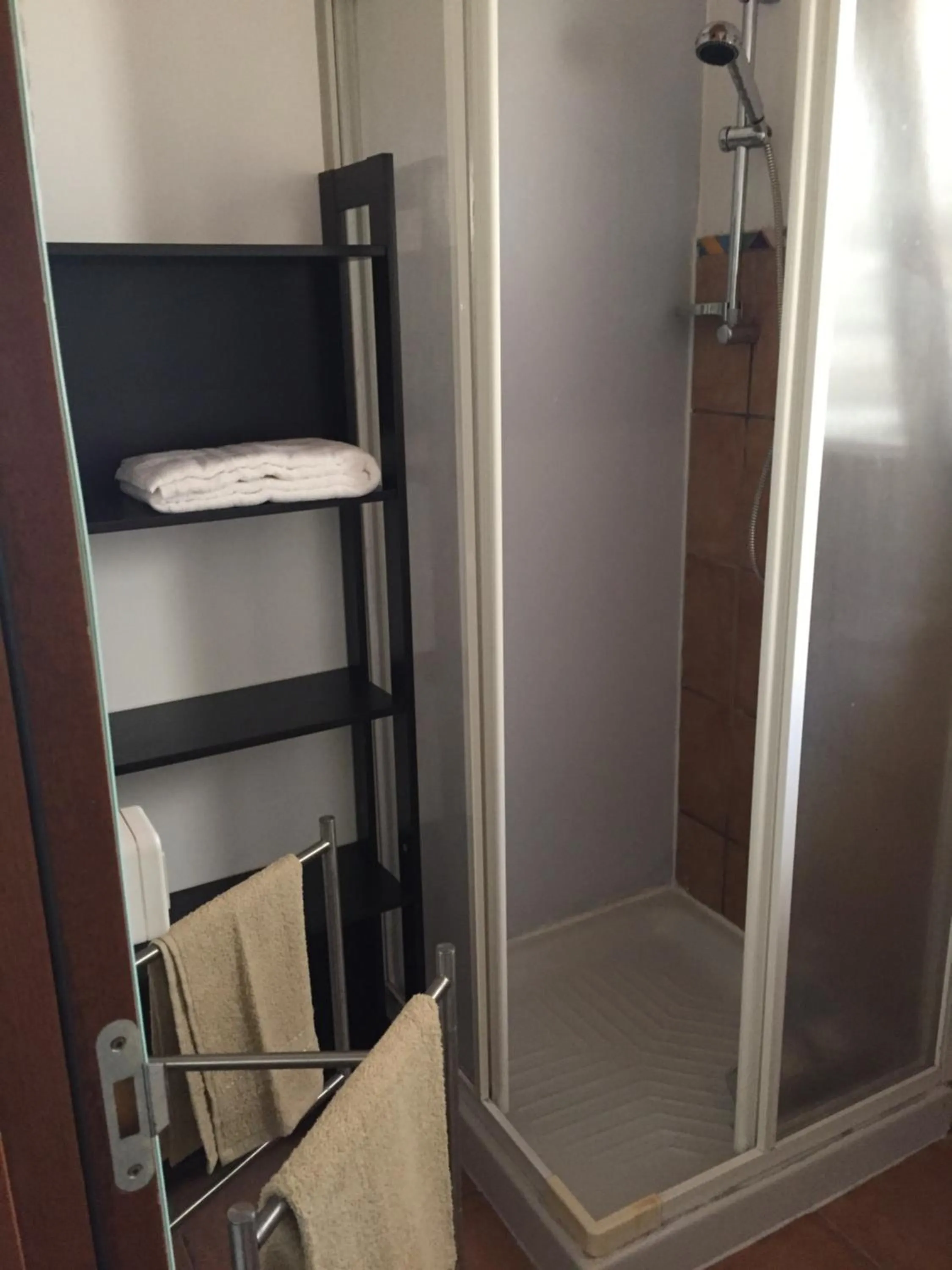 Shower in Lo sguardo sul golfo