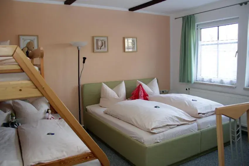 Family Room with Terrace (2 Adults + 3 Children) in Hotel & Restaurant Zur Linde Family Room with Terrace (2 Adults + 3 Children) in Hotel & Restaurant Zur Linde