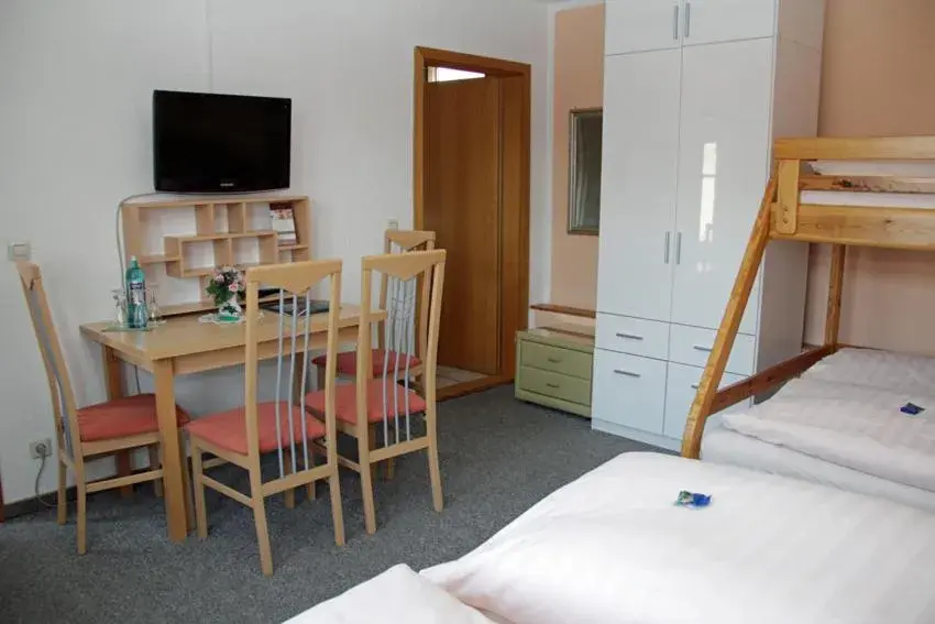 Family Room with Garden View in Hotel & Restaurant Zur Linde Family Room with Garden View in Hotel & Restaurant Zur Linde