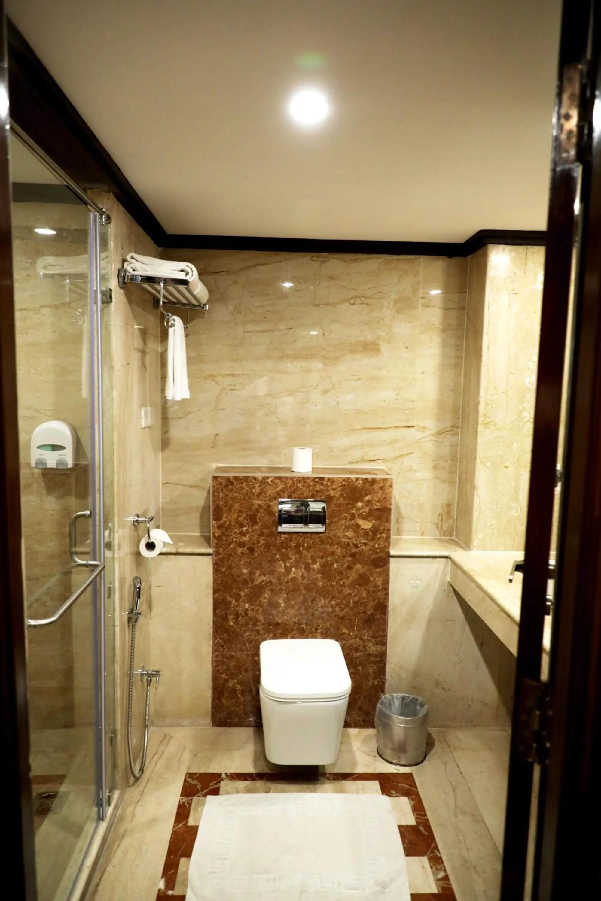 Toilet in Quality Inn Sabari