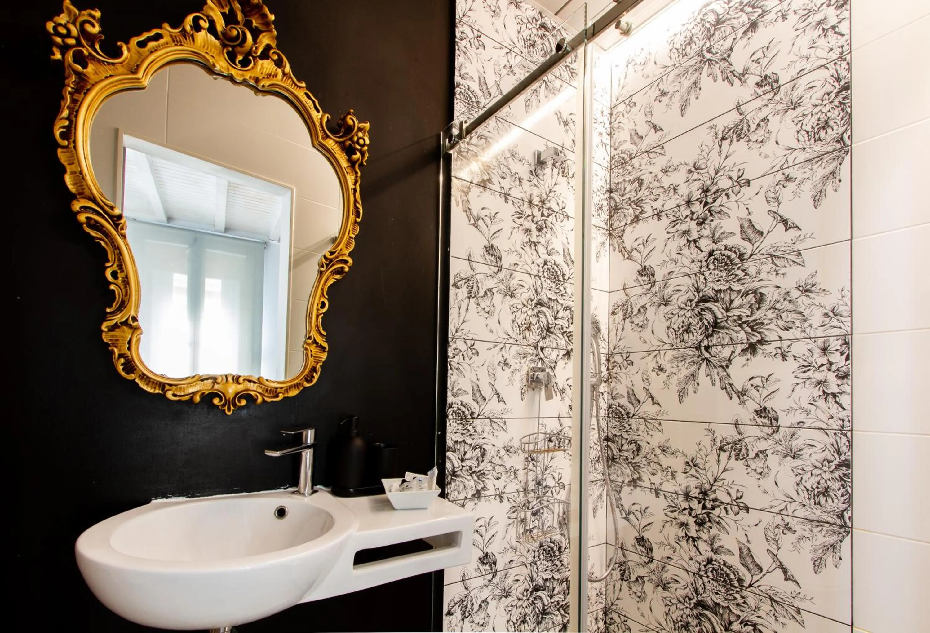 Shower in Les Monges Palace Boutique