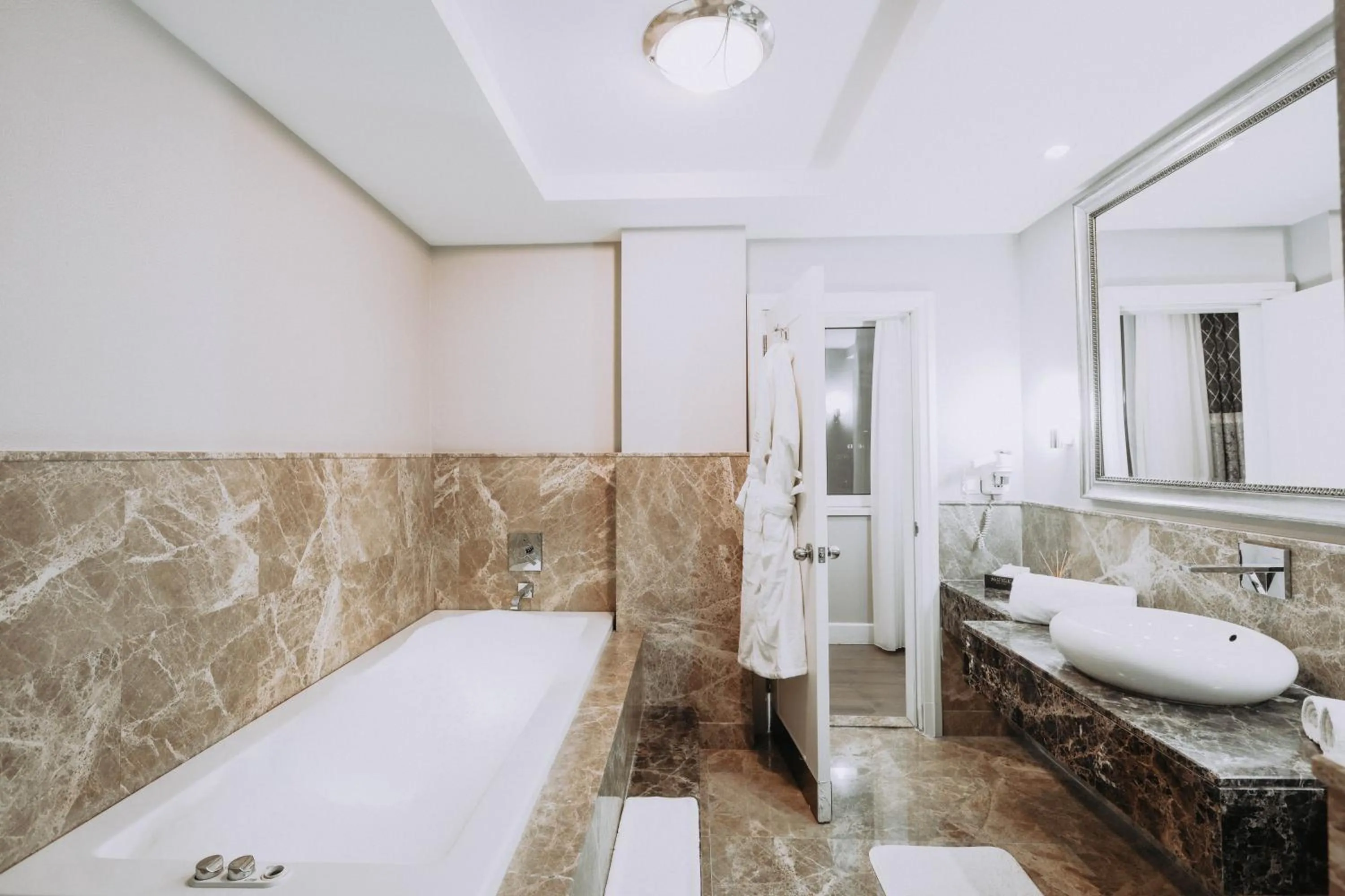 Shower in New Park Hotel