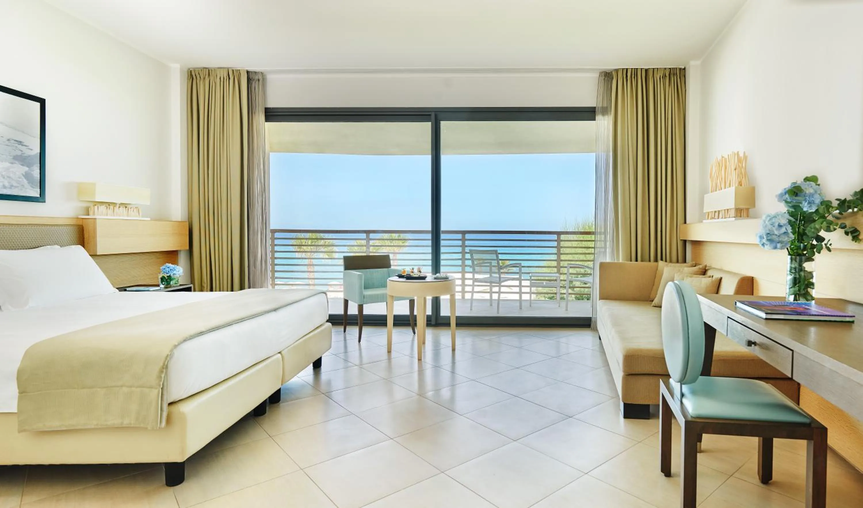 Balcony/Terrace, Bed in Capovaticano Resort Thalasso Spa