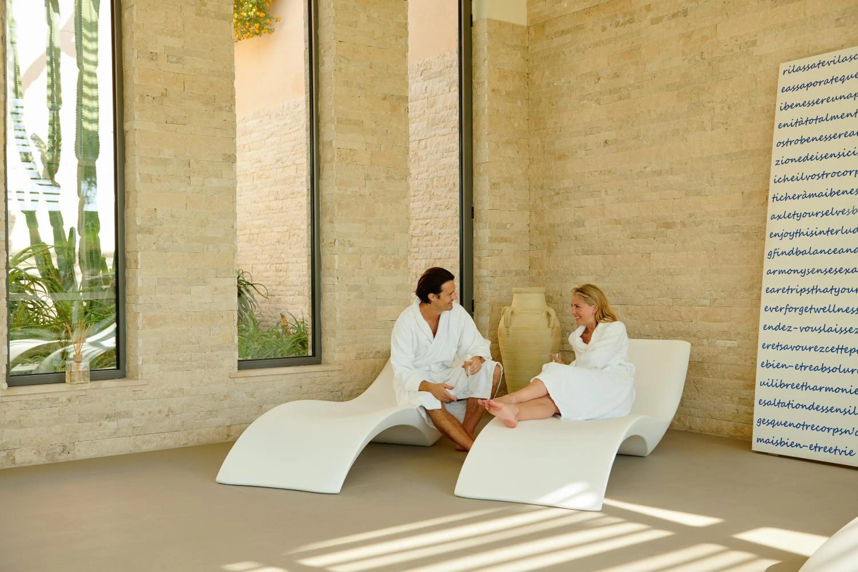 People in Capovaticano Resort Thalasso Spa