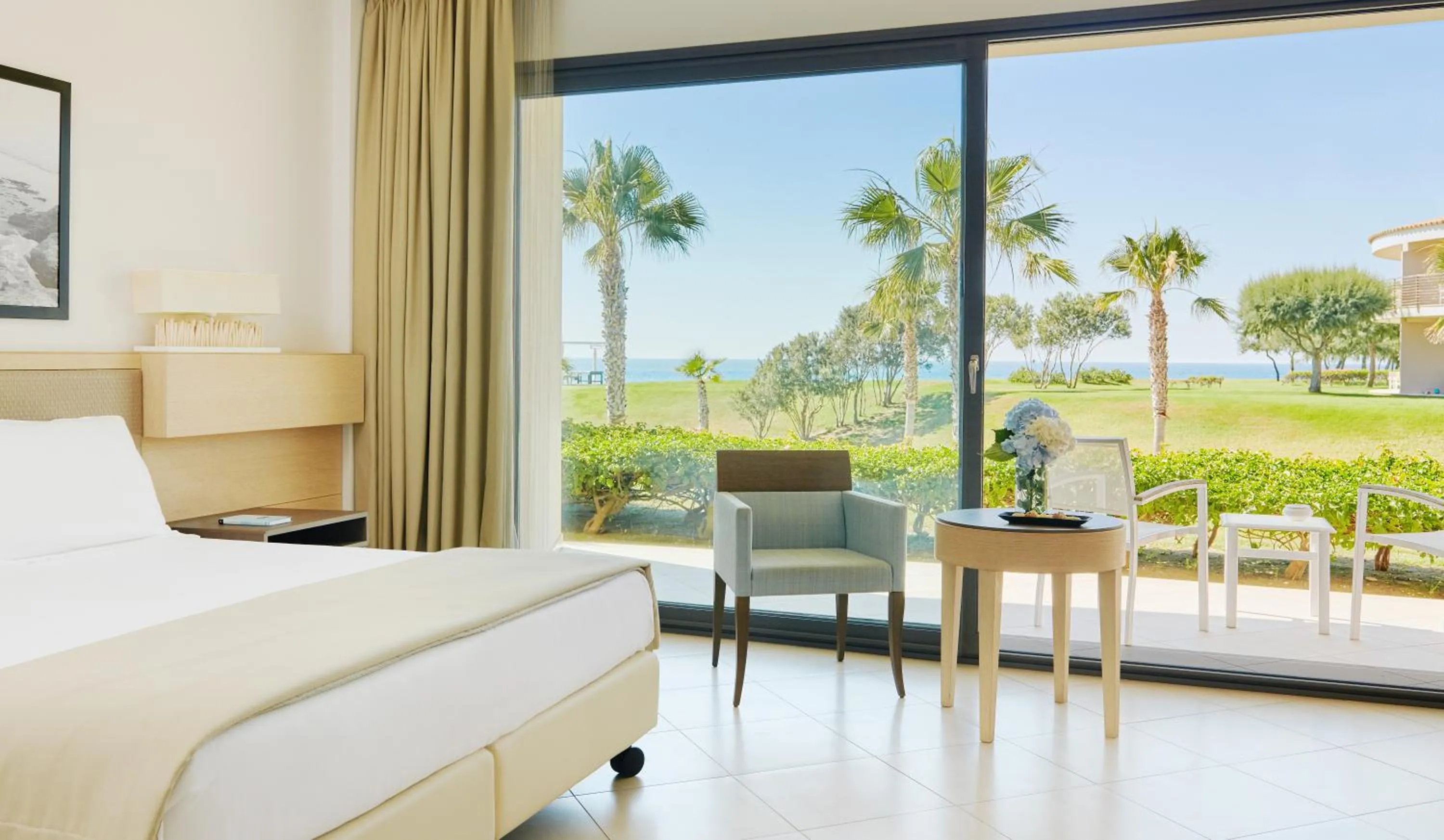 Garden view, Bed in Capovaticano Resort Thalasso Spa