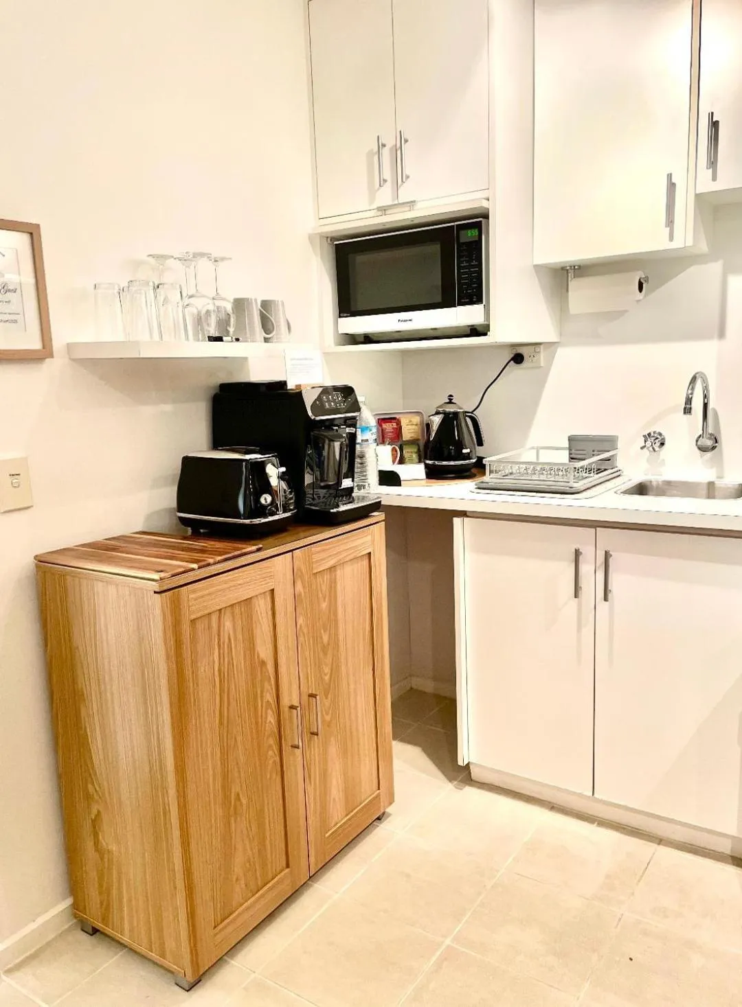 Kitchen or kitchenette in Edge17 Waterfront Apartment, plus Cottage with Garden View - Port Fairy