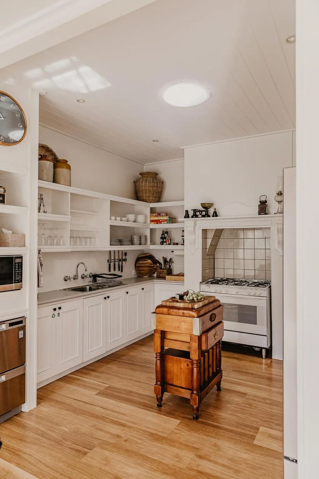 Kitchen or kitchenette in Edge17 Waterfront Apartment, plus Cottage with Garden View - Port Fairy