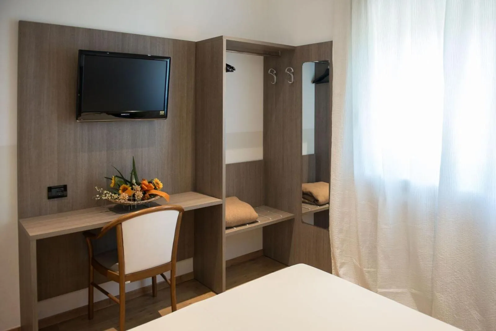 Shower, Bed in Albergo Grappolo D'oro