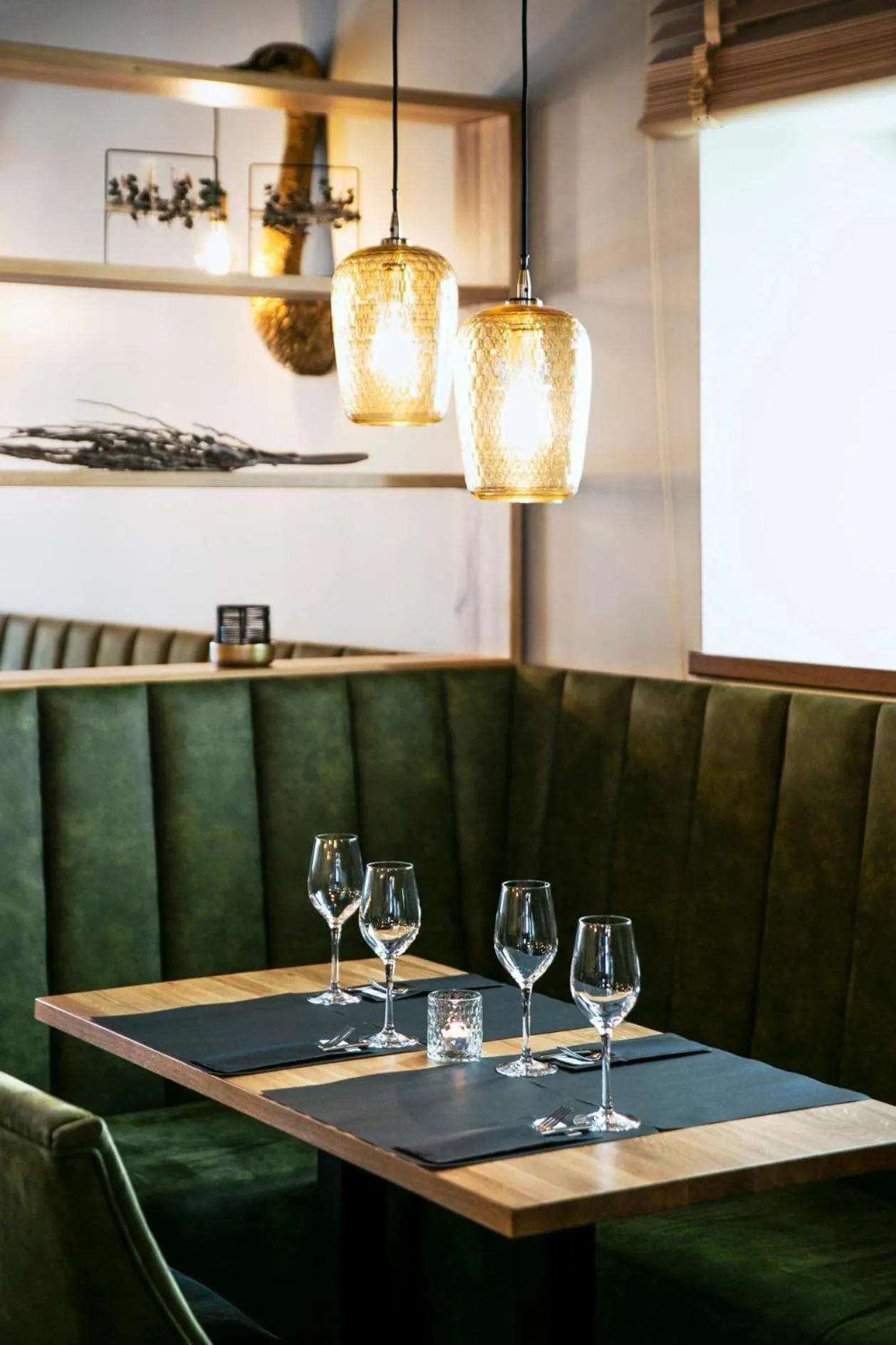 Restaurant/places to eat in La Couronne