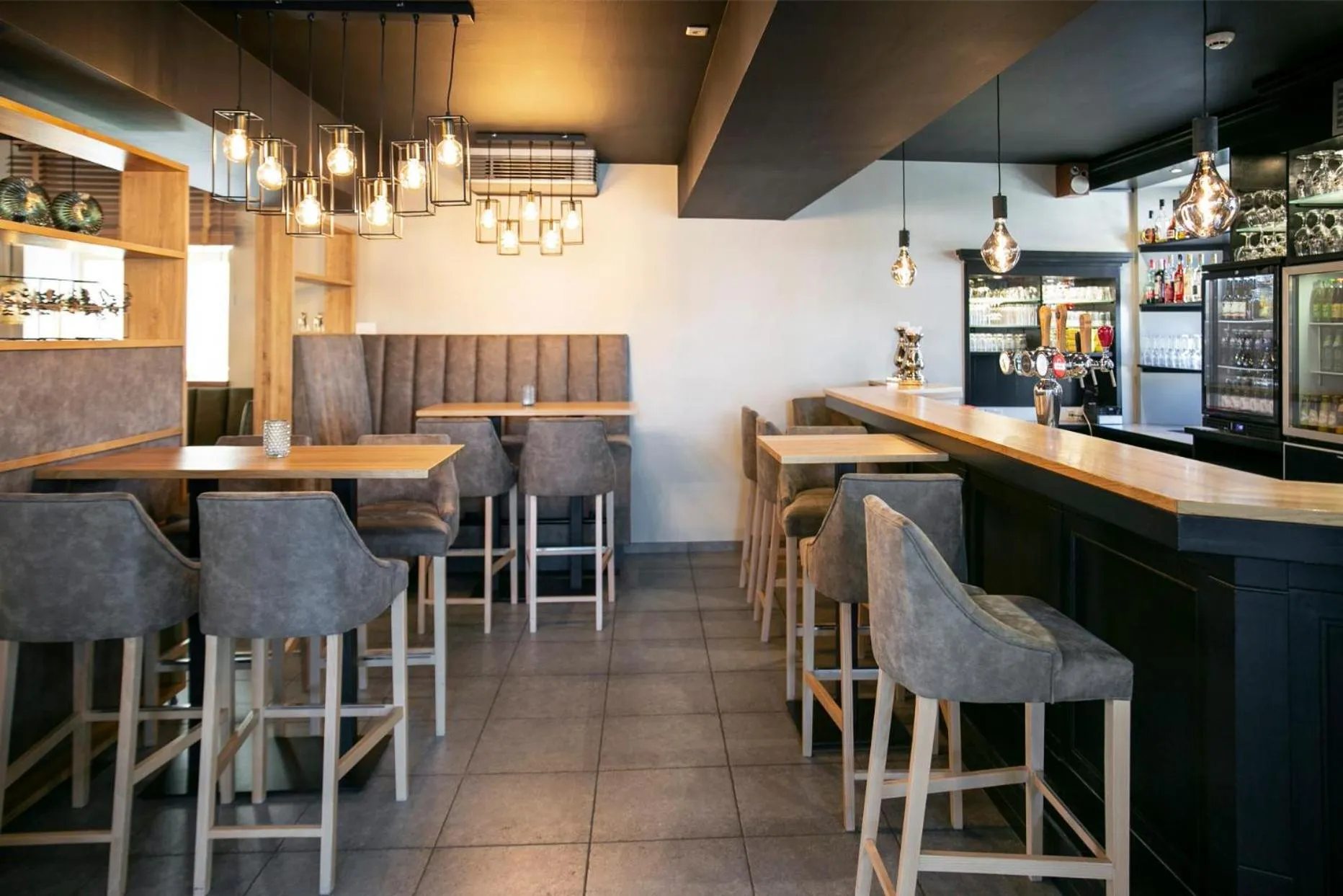 Restaurant/places to eat in La Couronne