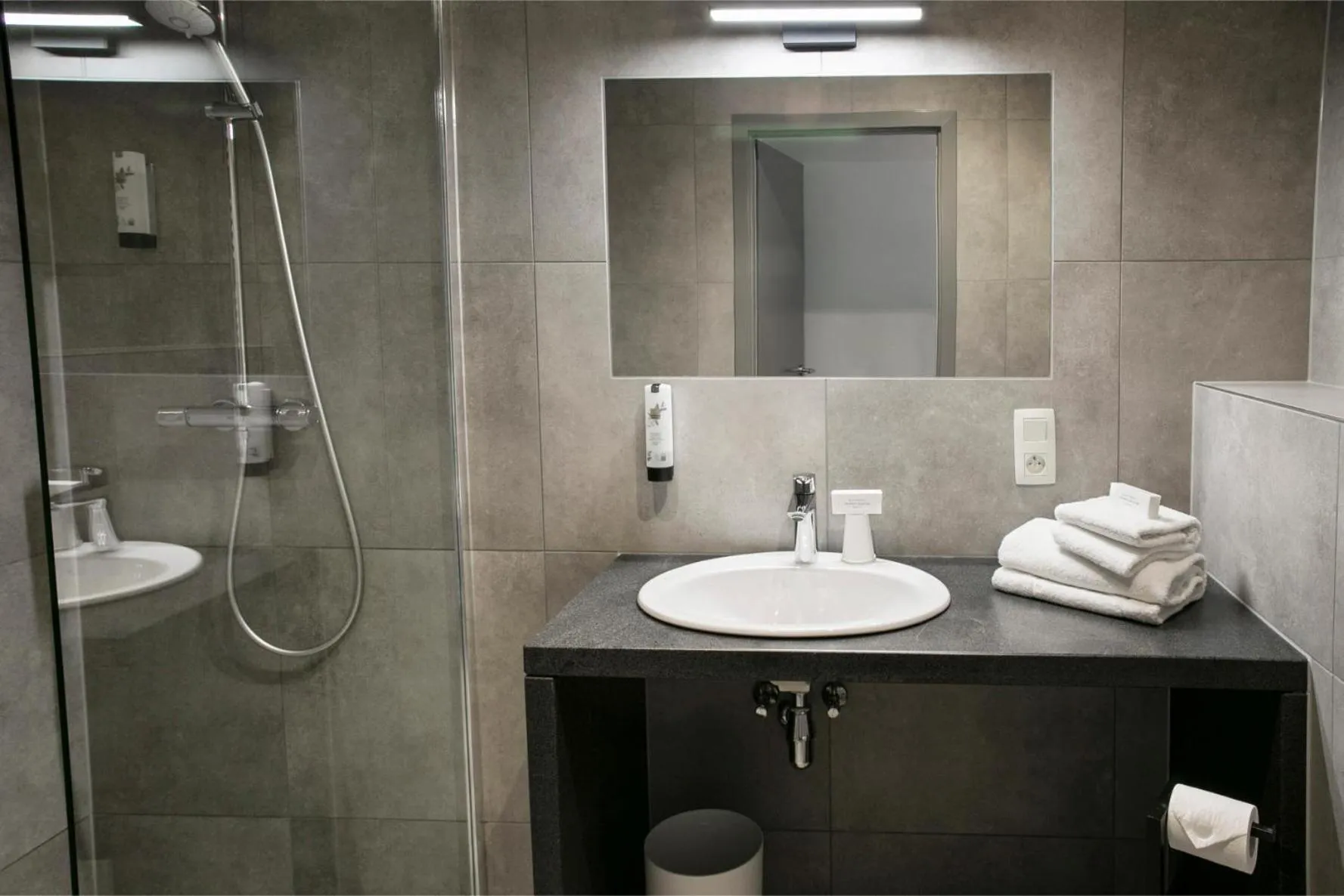 Bathroom in La Couronne