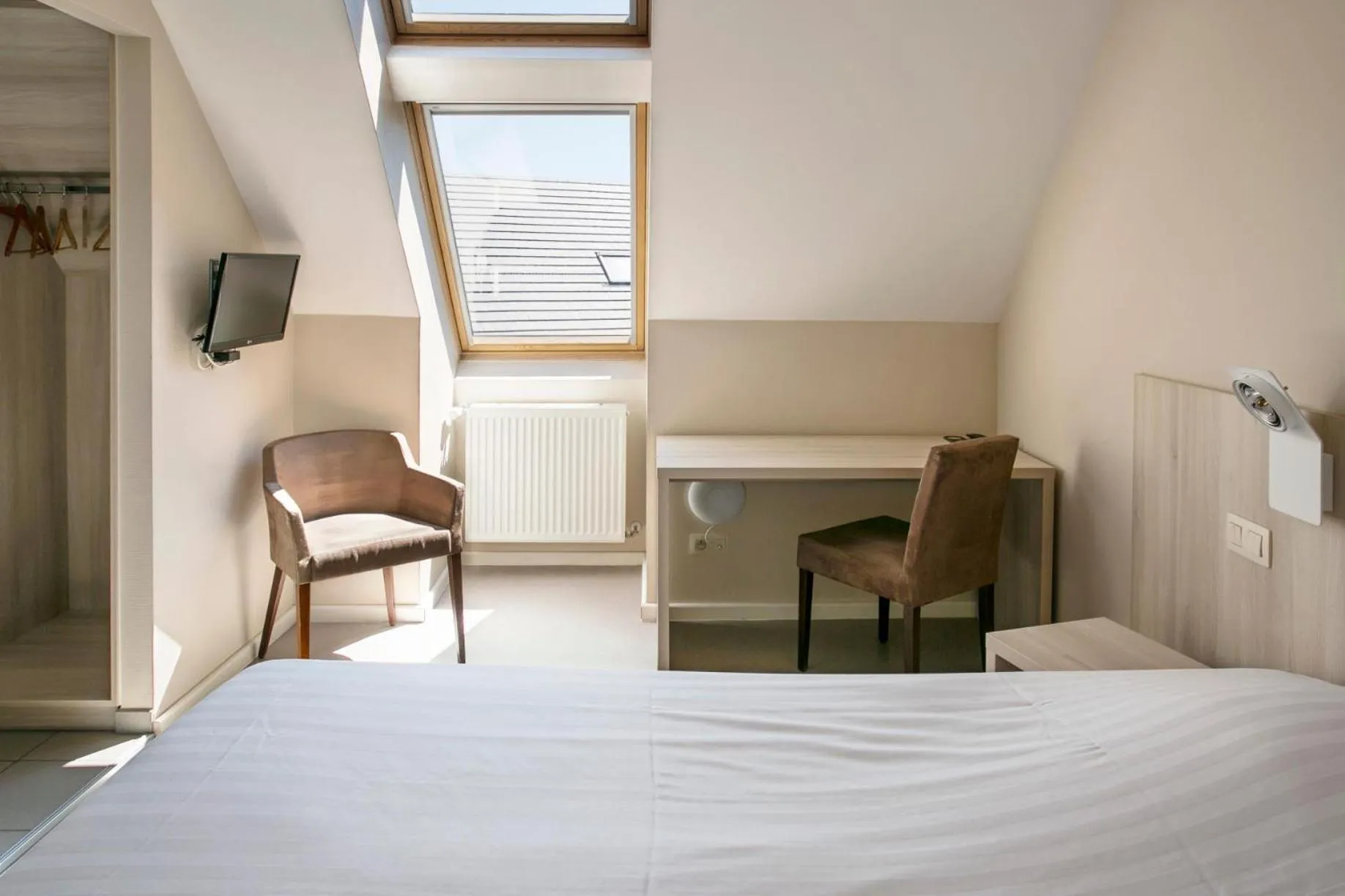 Bedroom, Bed in La Couronne