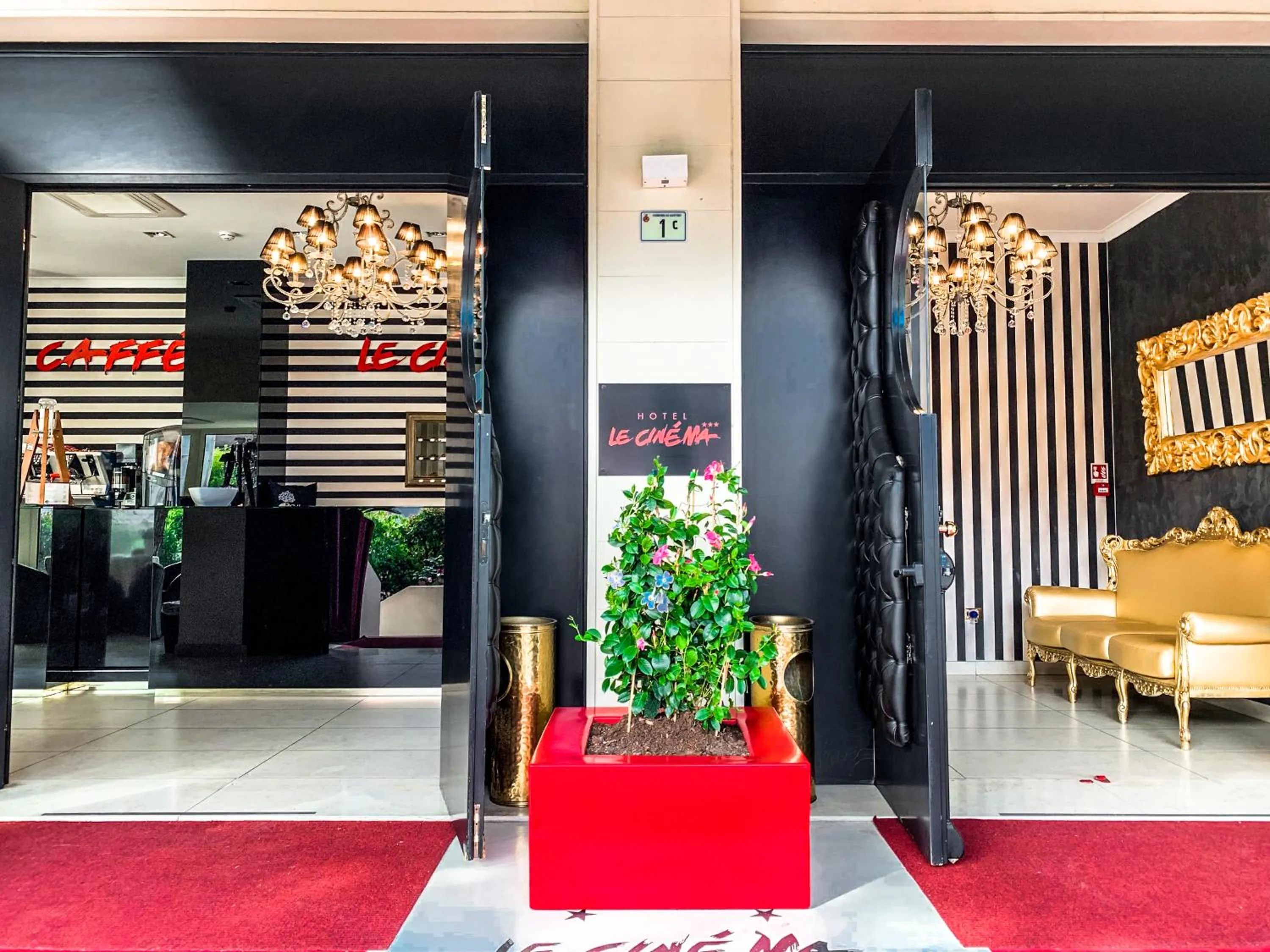Facade/entrance in Hotel Le Cinéma