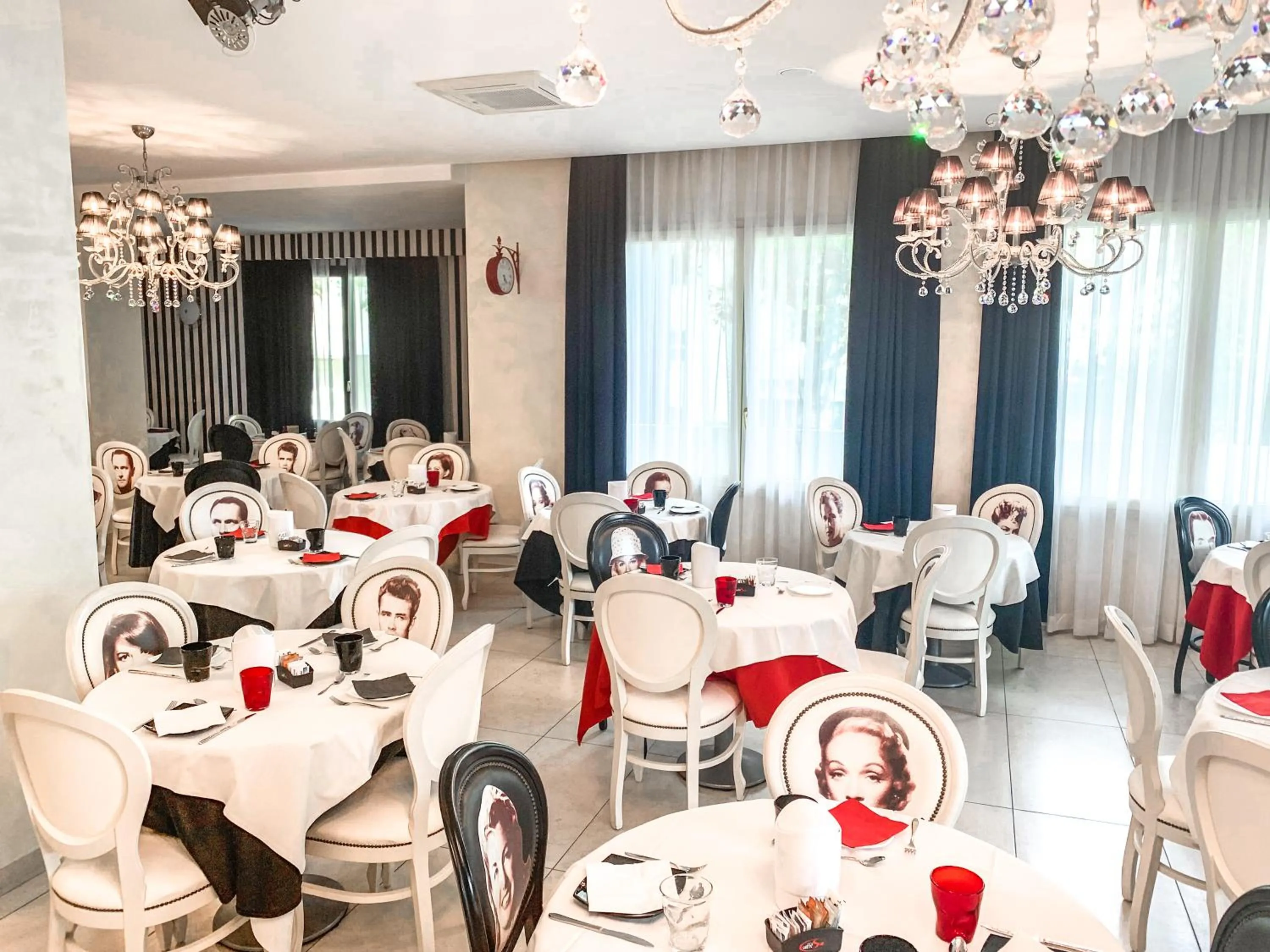 Restaurant/places to eat in Hotel Le Cinéma