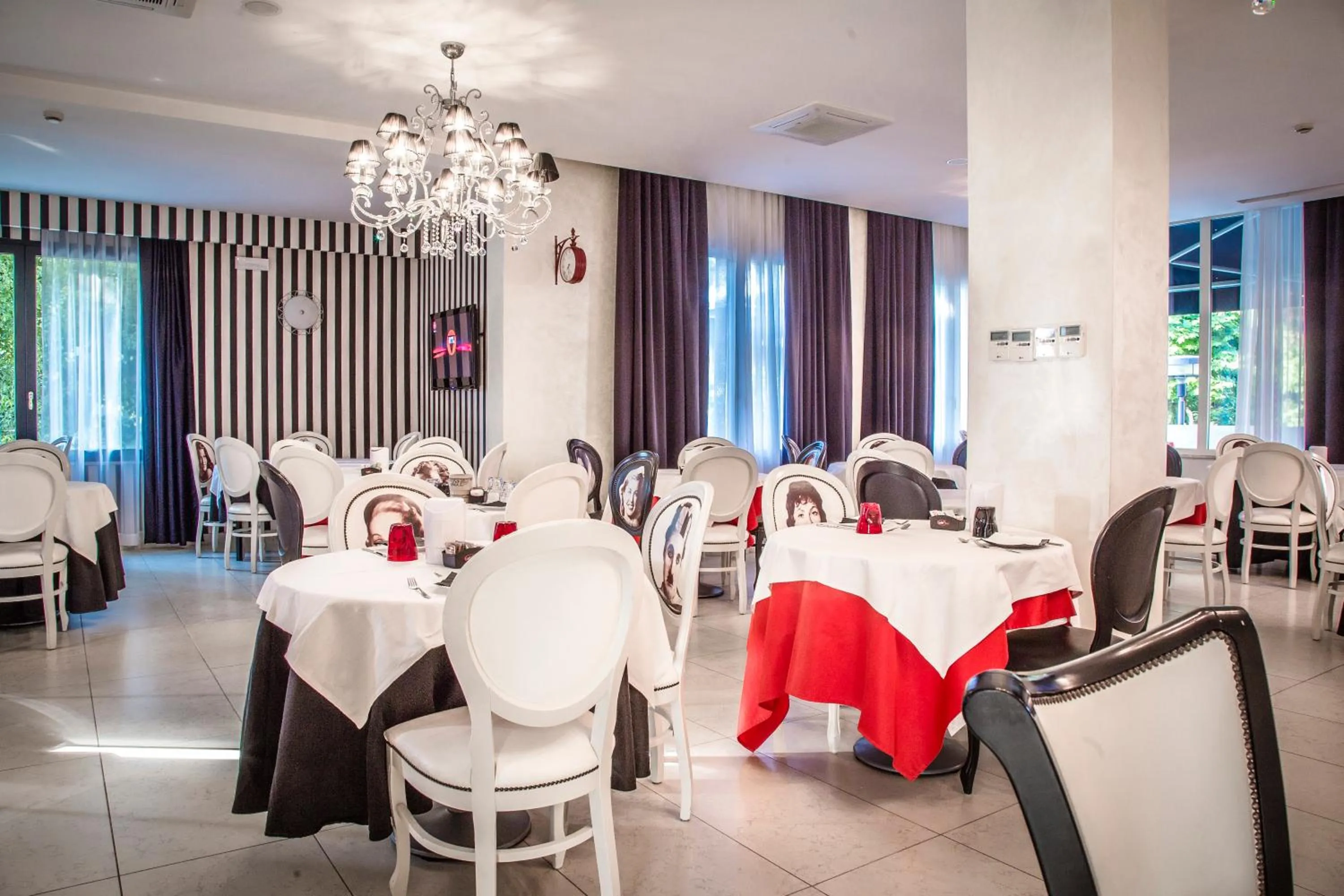 Restaurant/places to eat in Hotel Le Cinéma