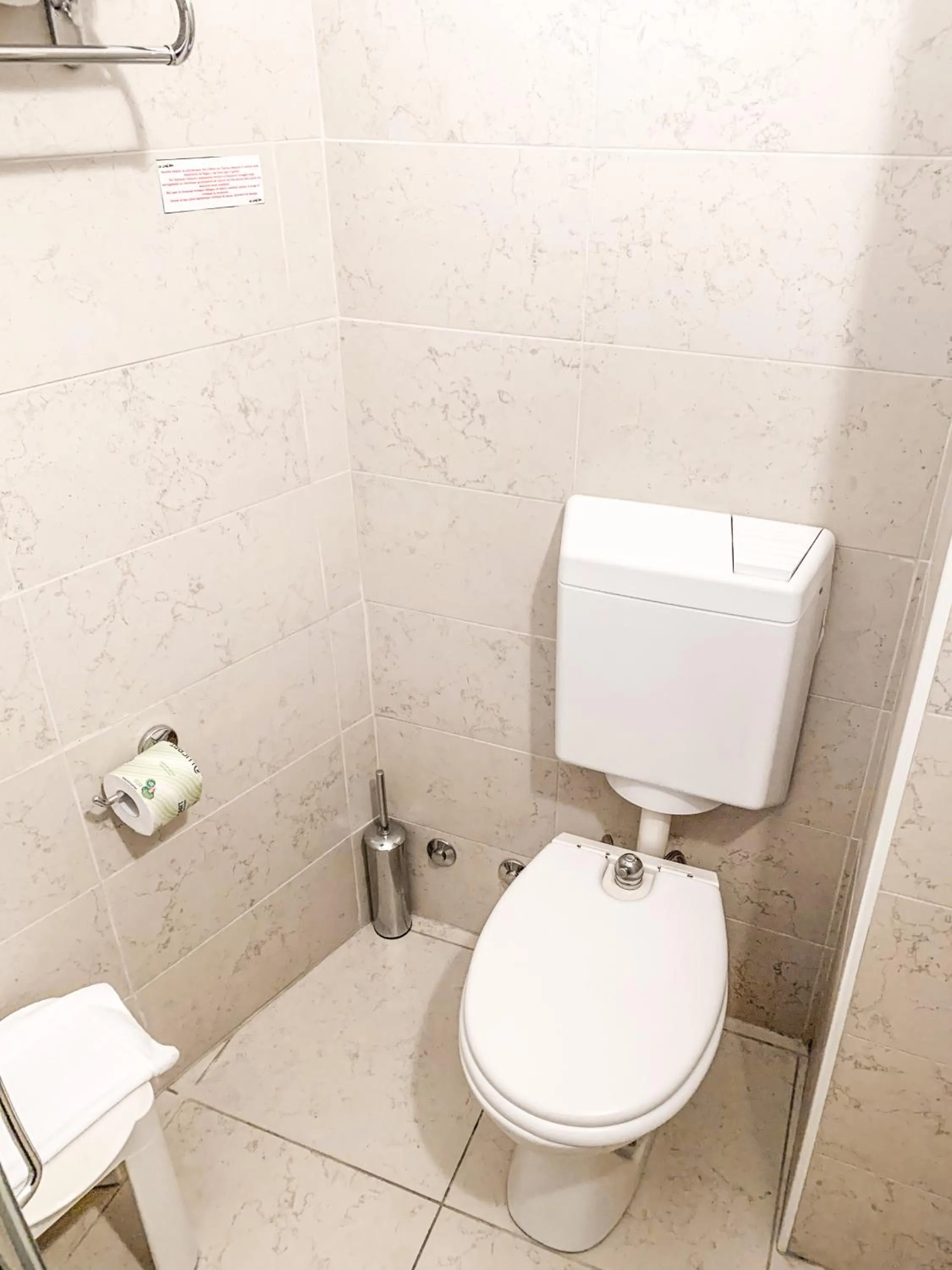 Toilet in Hotel Le Cinéma