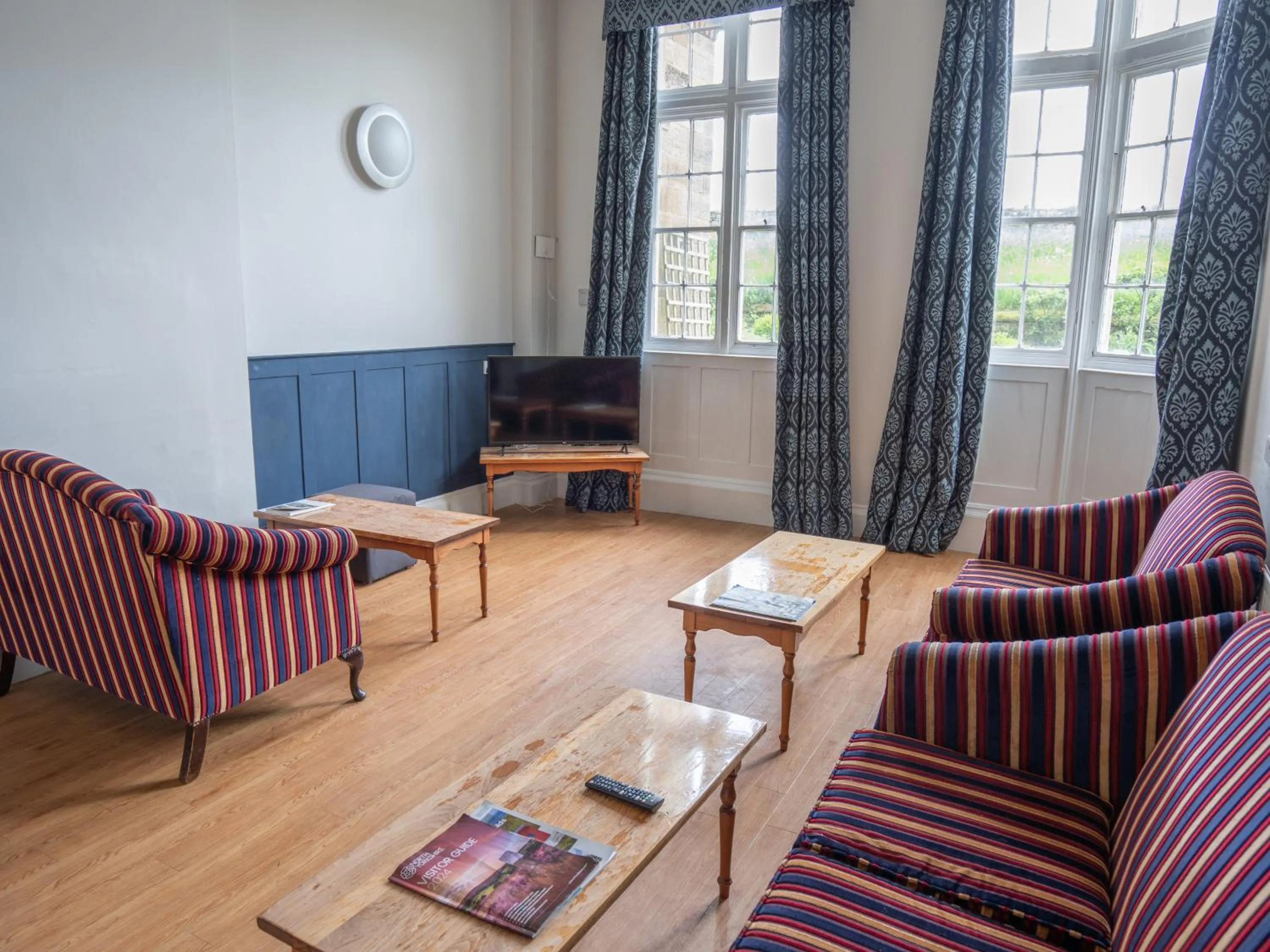 Communal lounge/ TV room in YHA Whitby