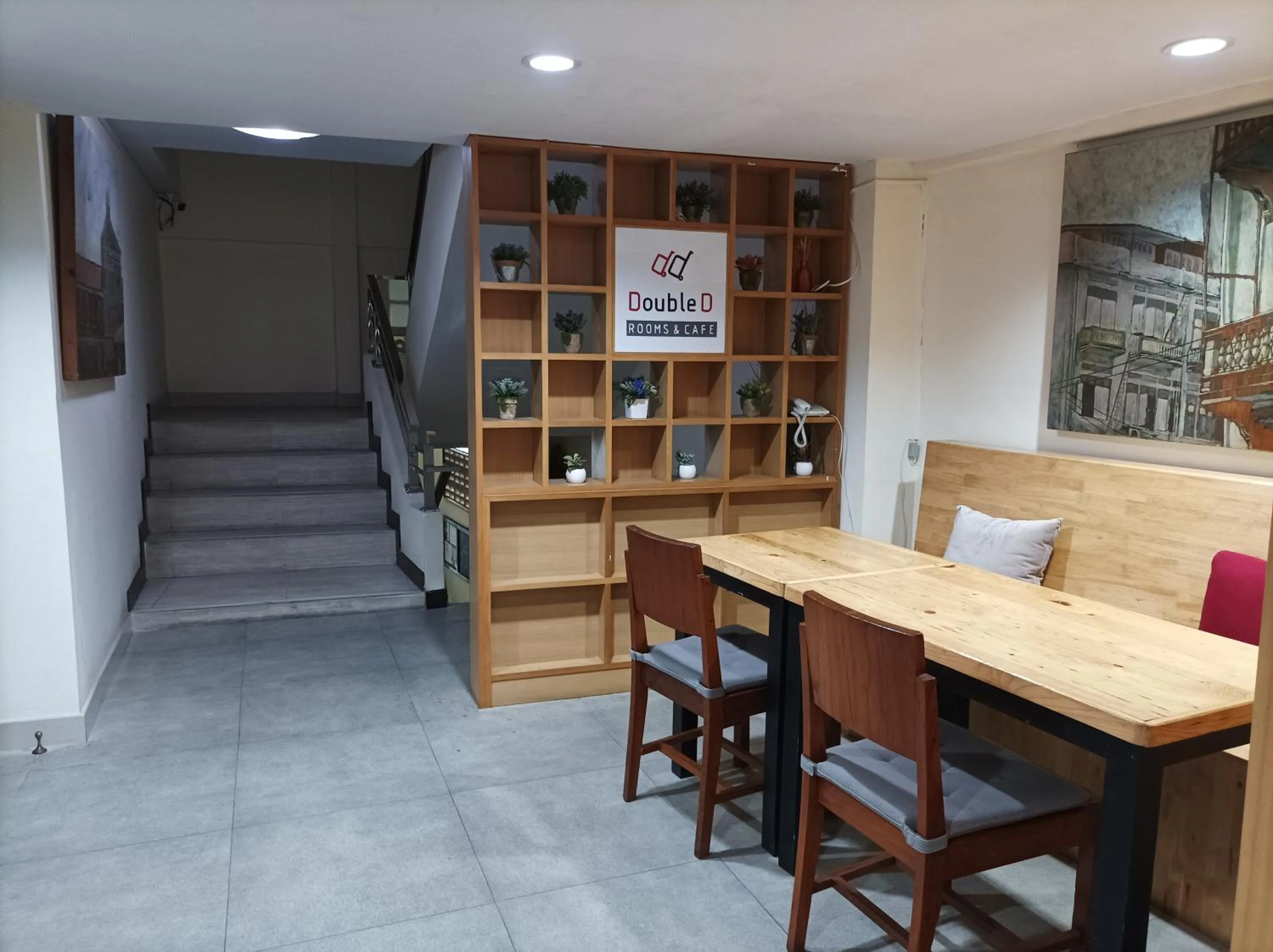 Double D Rooms & Cafe