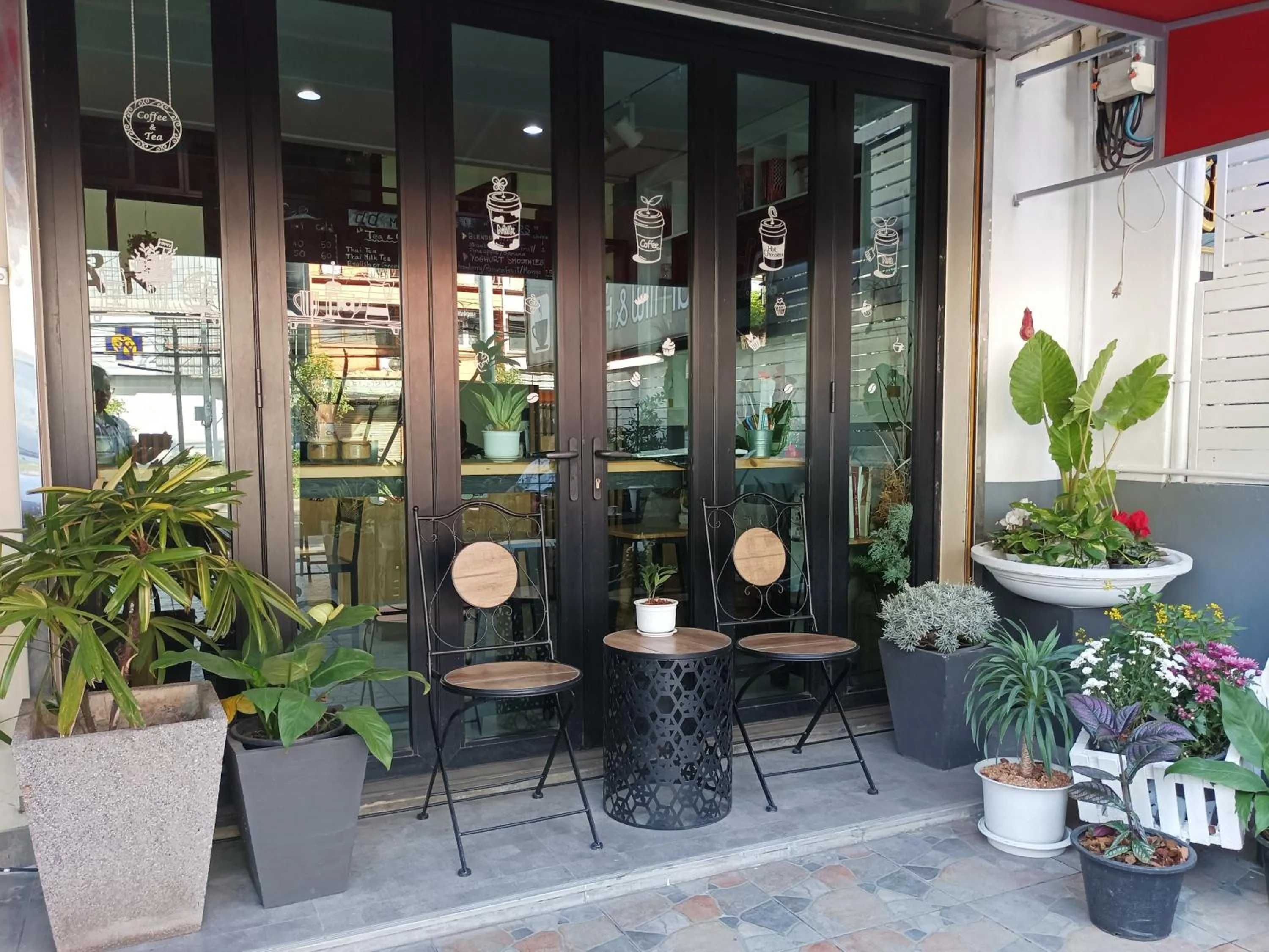 Double D Rooms & Cafe