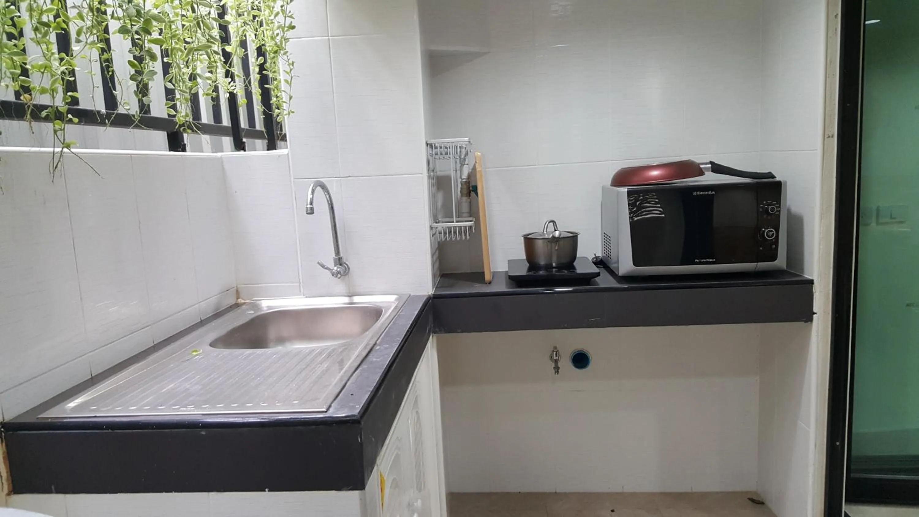 Kitchen or kitchenette in Double D Rooms & Cafe