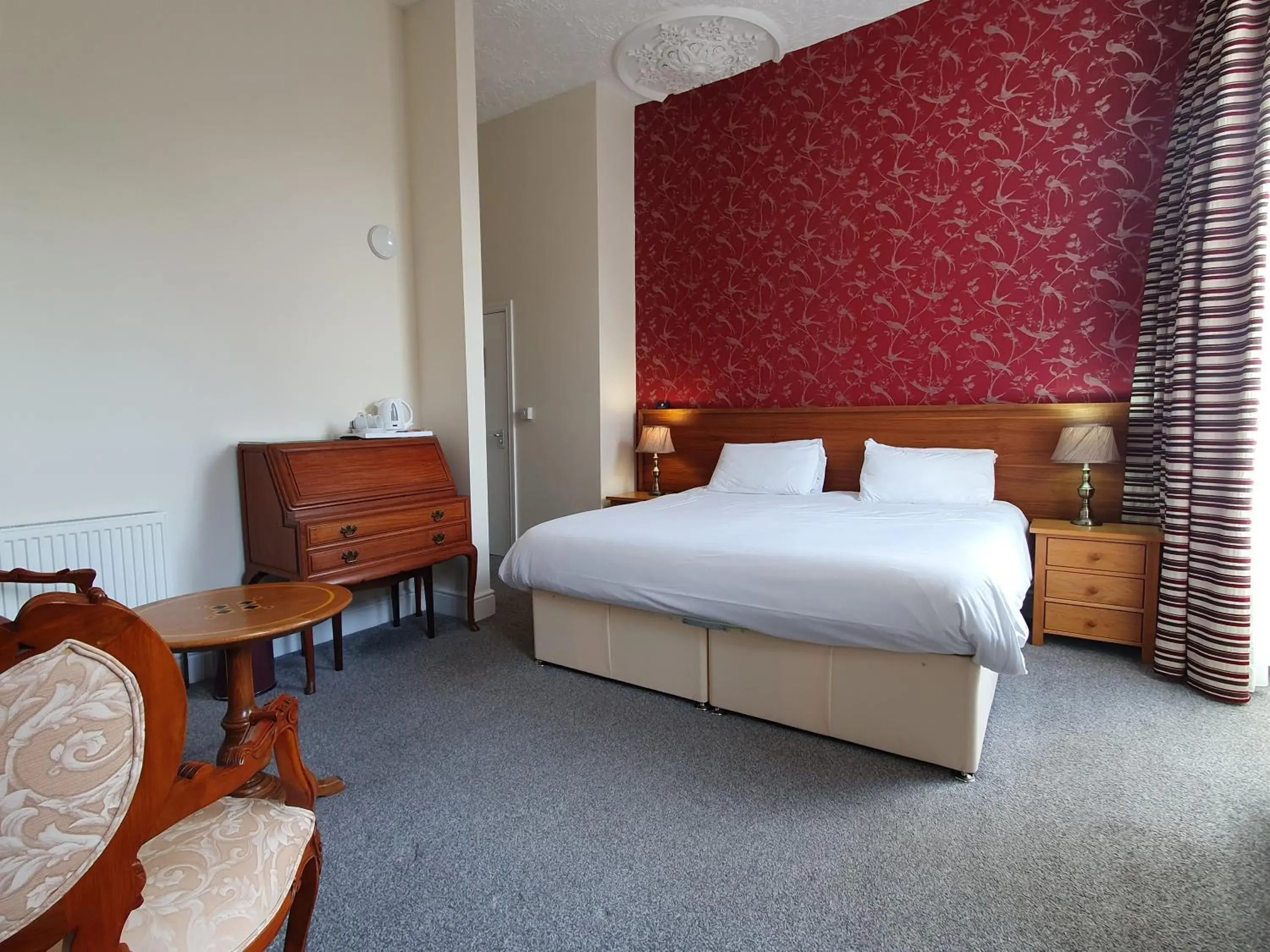 Double Room in The Royal Hotel Double Room in The Royal Hotel