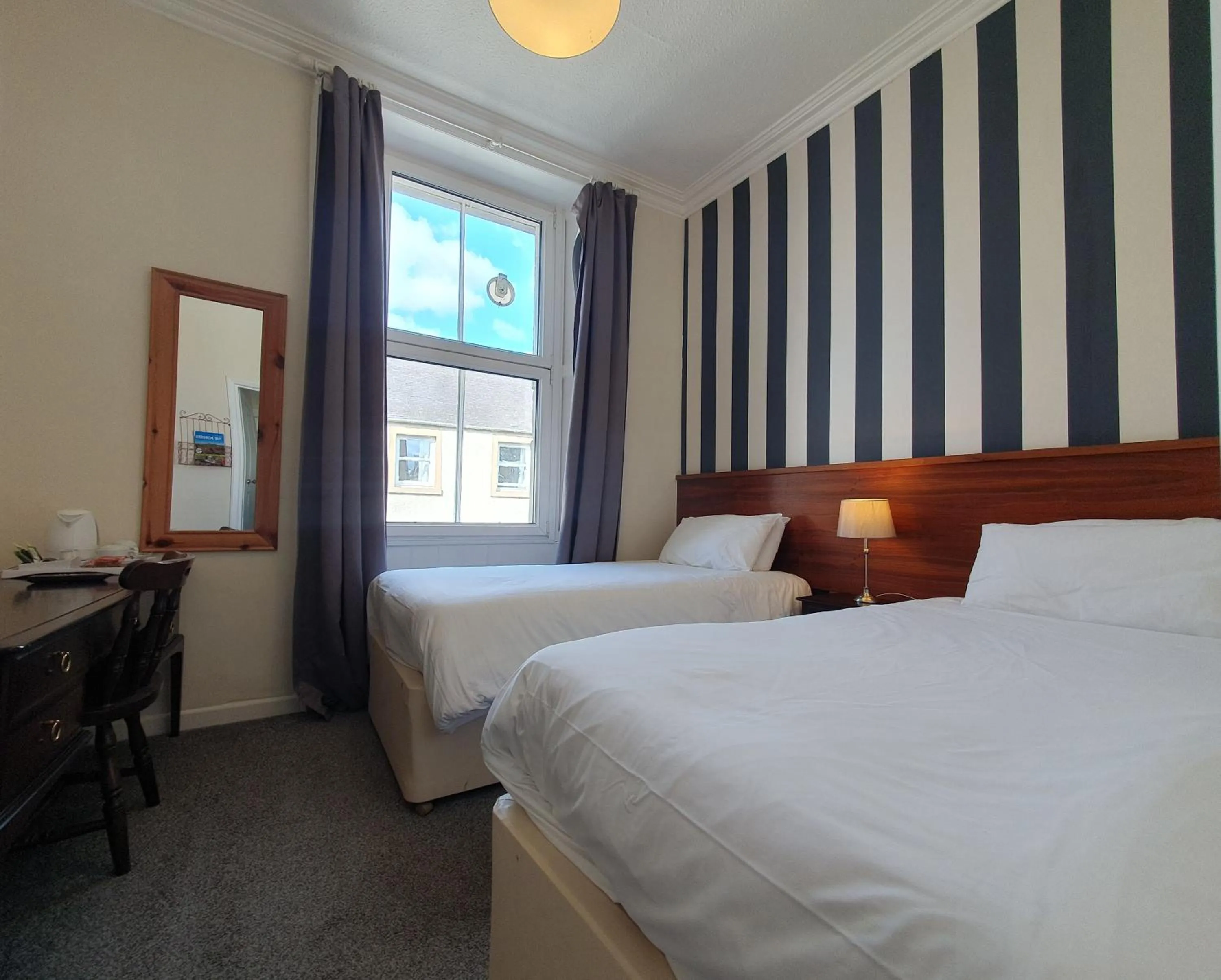 Shower, Bed in The Royal Hotel