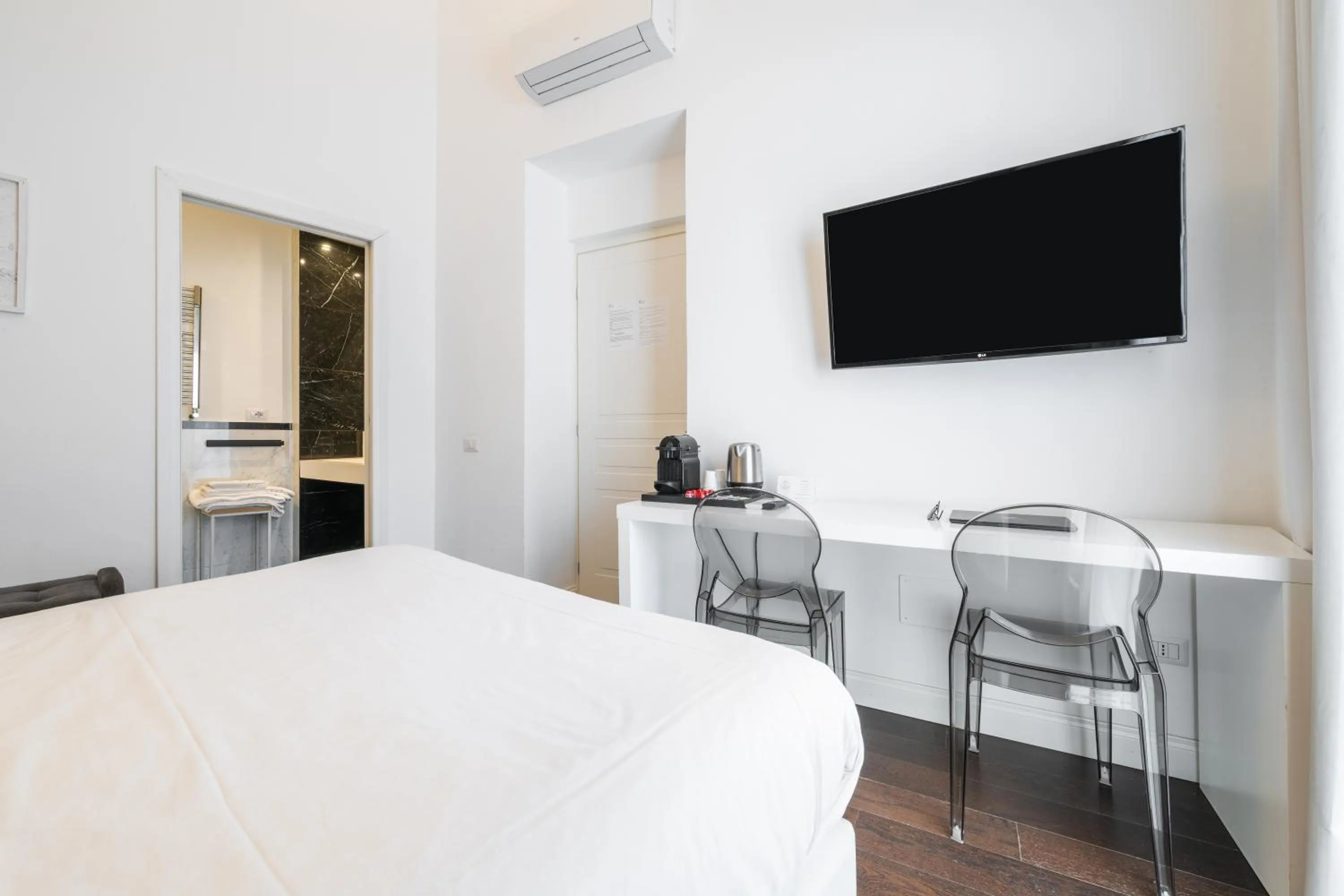 fireplace, Bed in PLEY Cagliari Boutique Suites