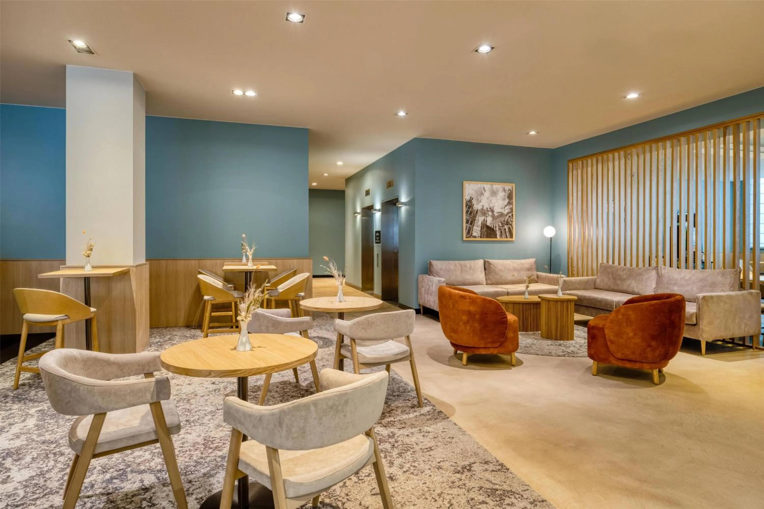 Lounge or bar in Radisson Hotel Brussels Centre Midi