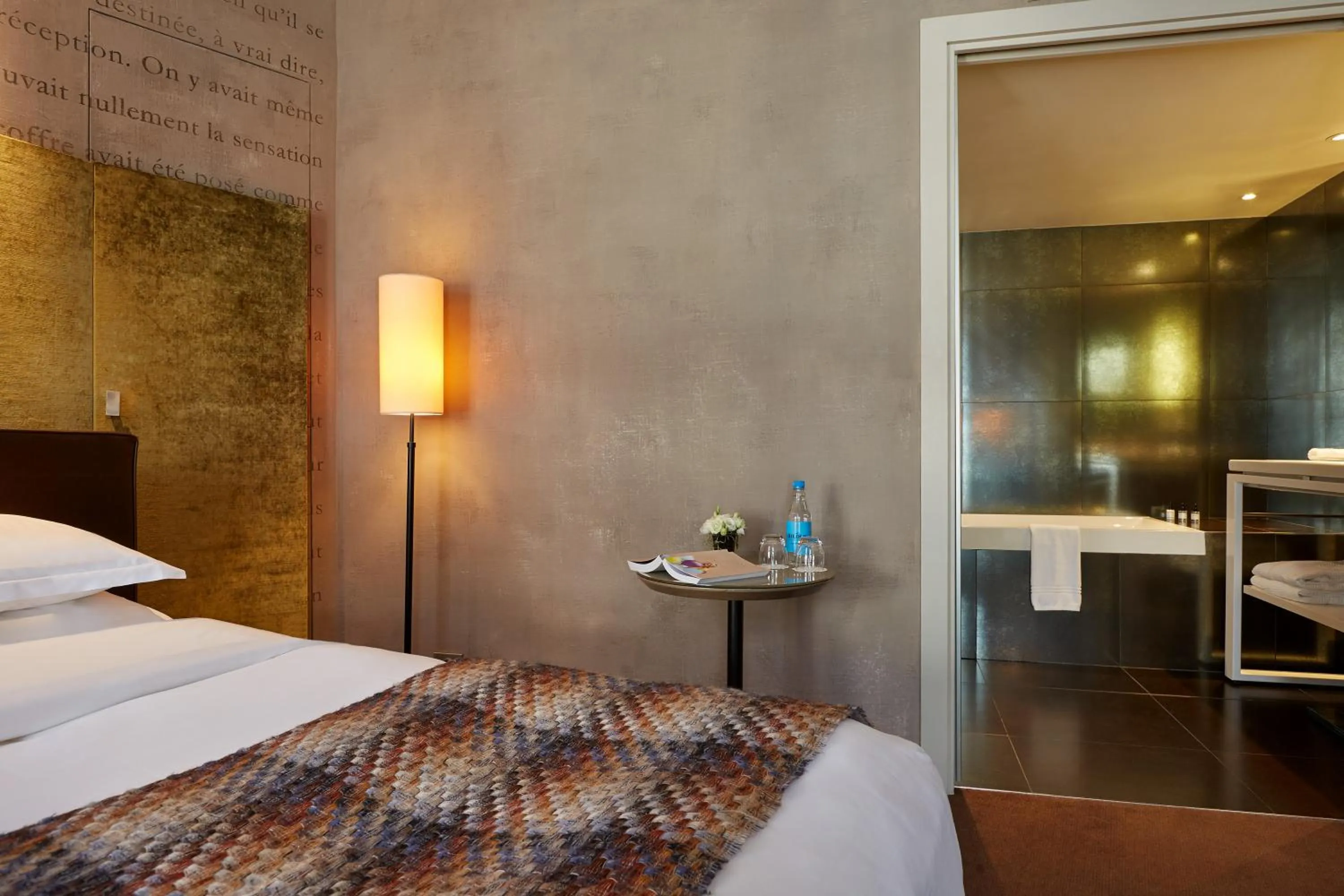 Photo of the whole room, Bed in Le Pavillon des Lettres