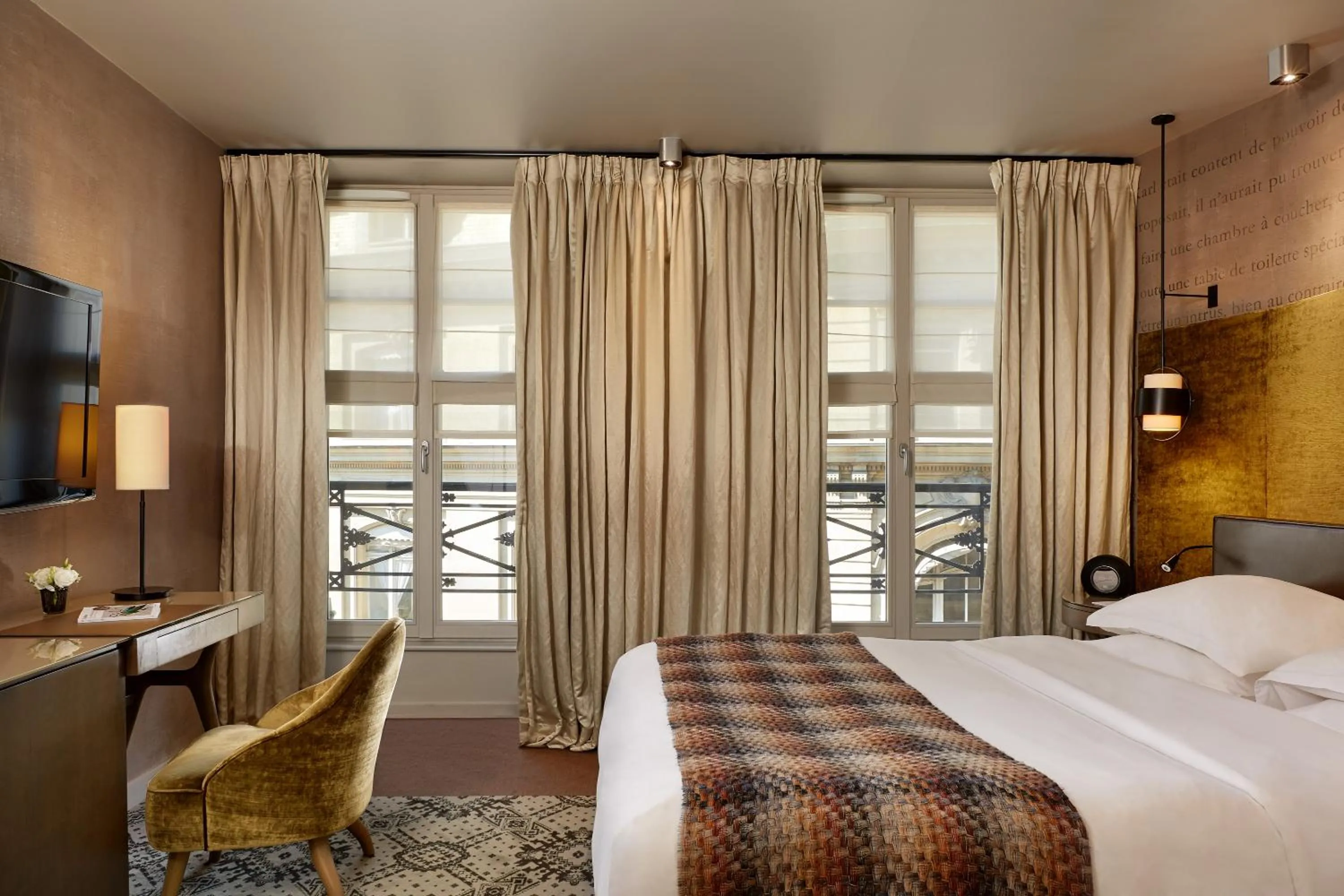 Photo of the whole room, Bed in Le Pavillon des Lettres