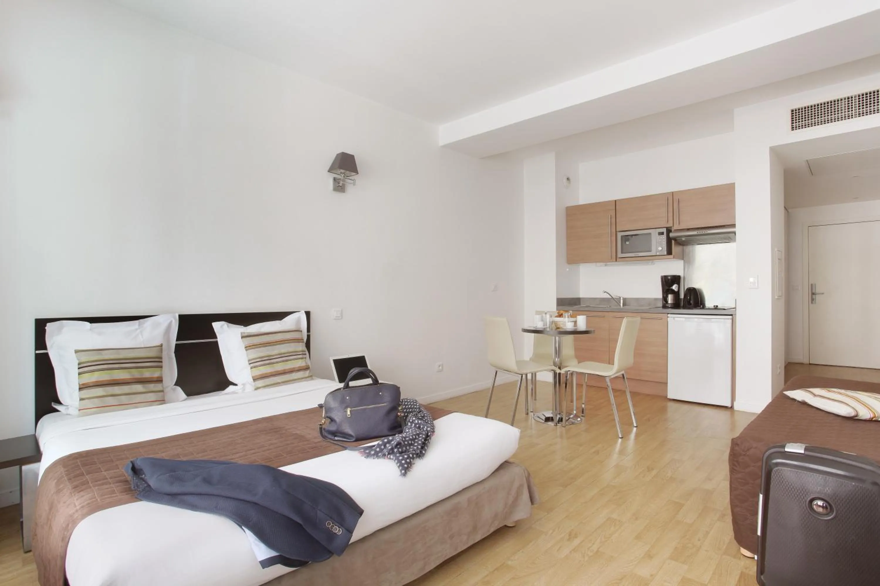 Bedroom, Bed in Appart'hôtel Odalys City - Monaco Les Hauts de la Principauté