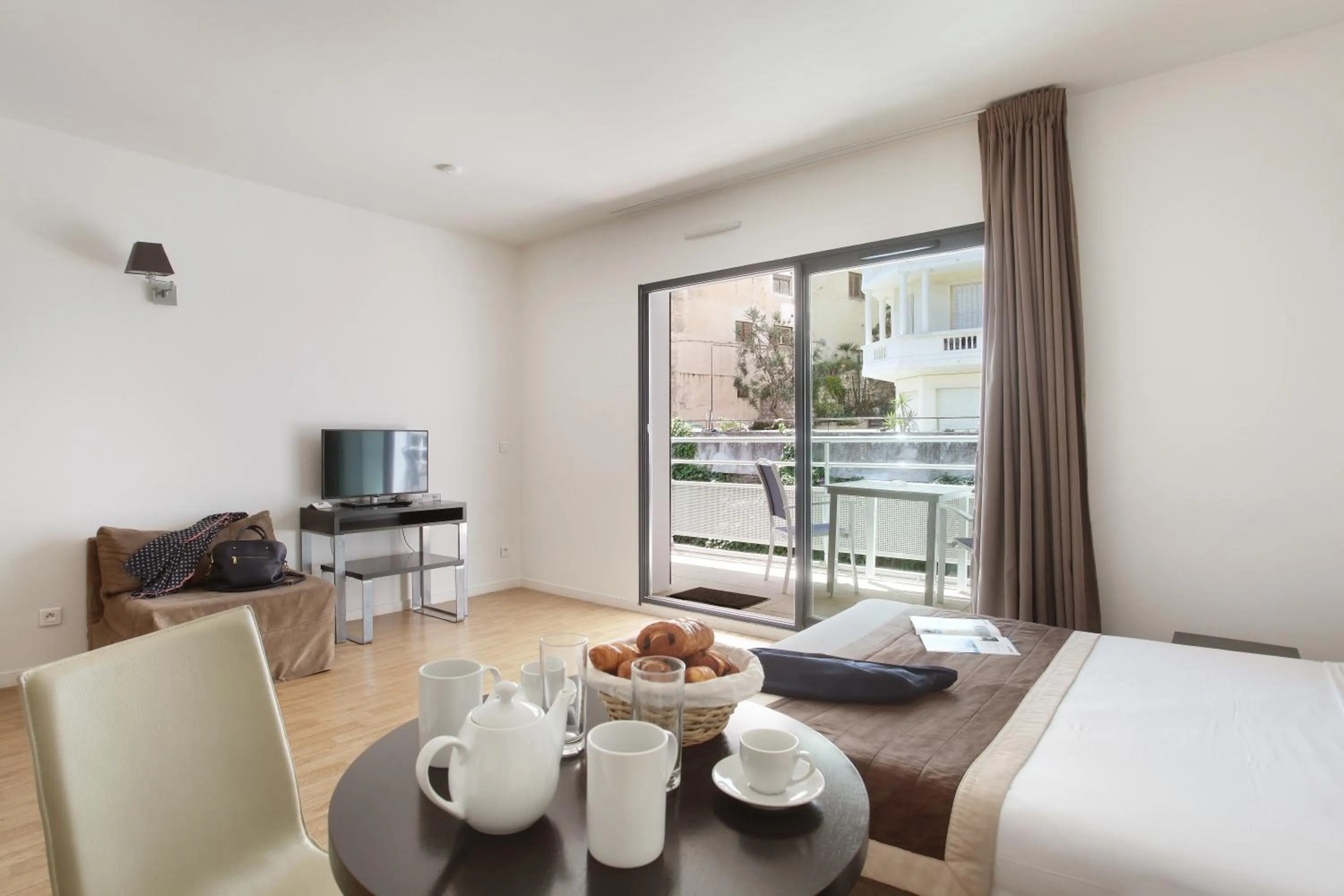 Bedroom, Bed in Appart'hôtel Odalys City - Monaco Les Hauts de la Principauté