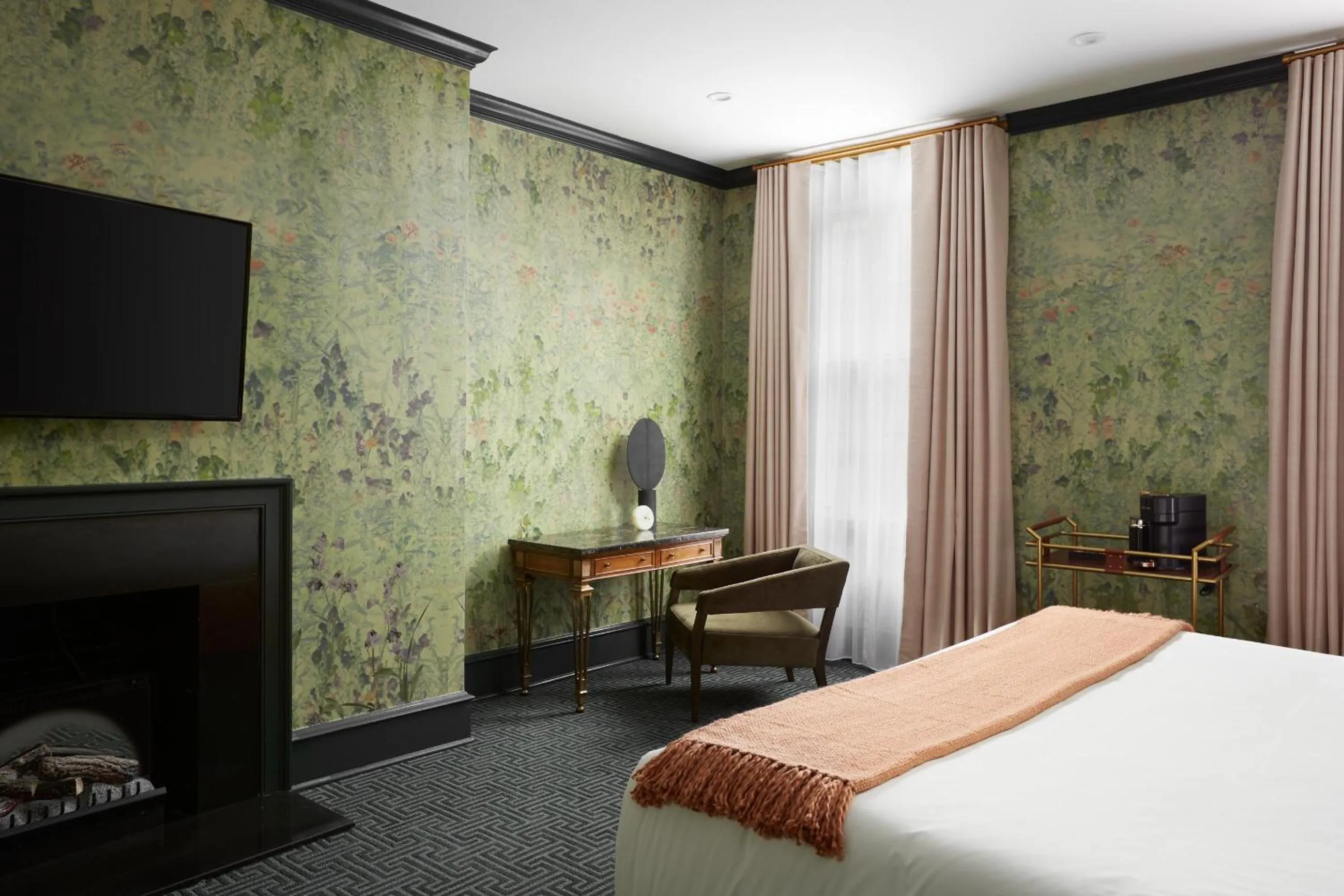 TV and multimedia, Bed in The Franklin on Rittenhouse, A Boutique Hotel