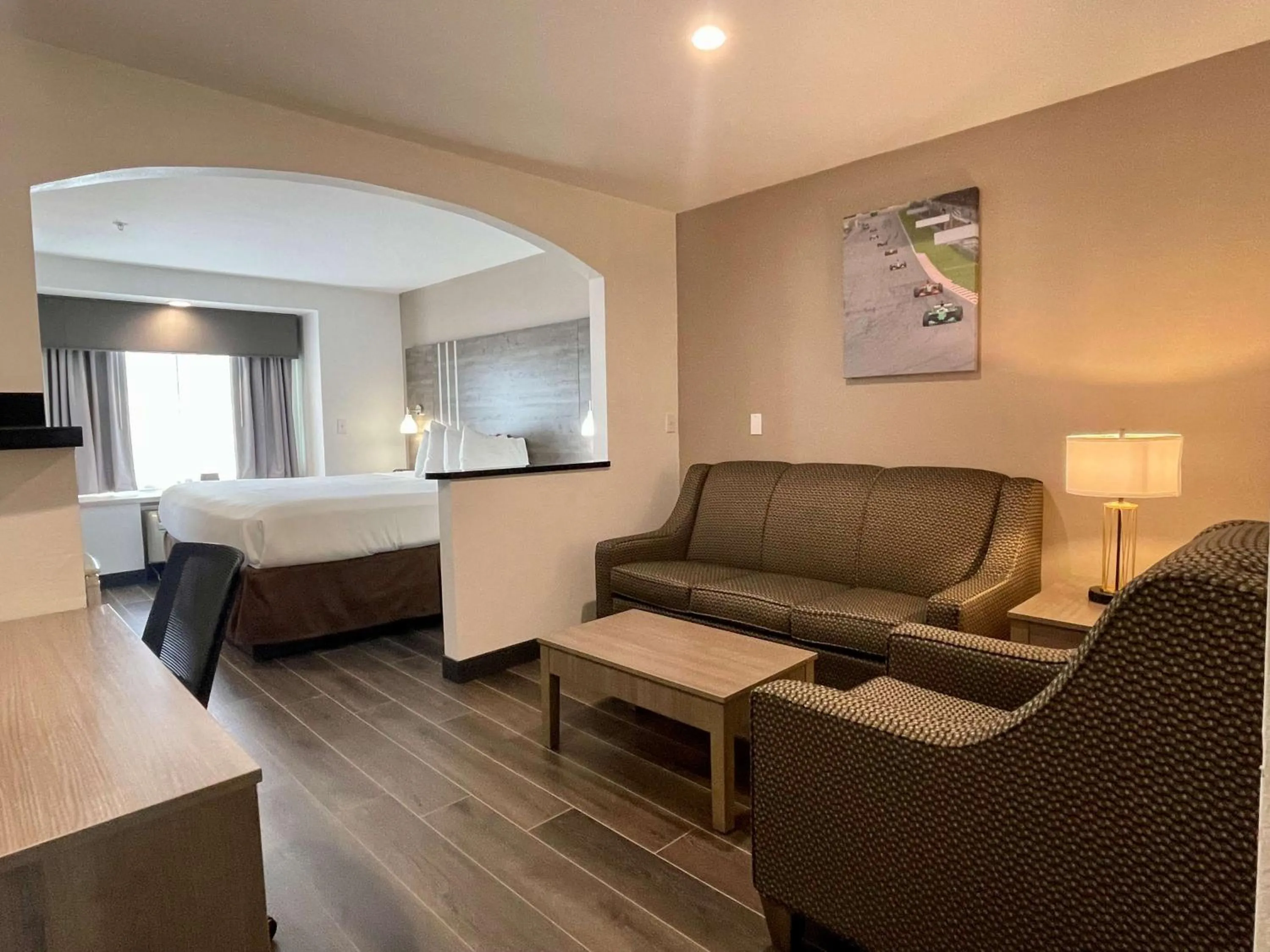 Photo of the whole room, Bed in Best Western Roanoke Inn & Suites