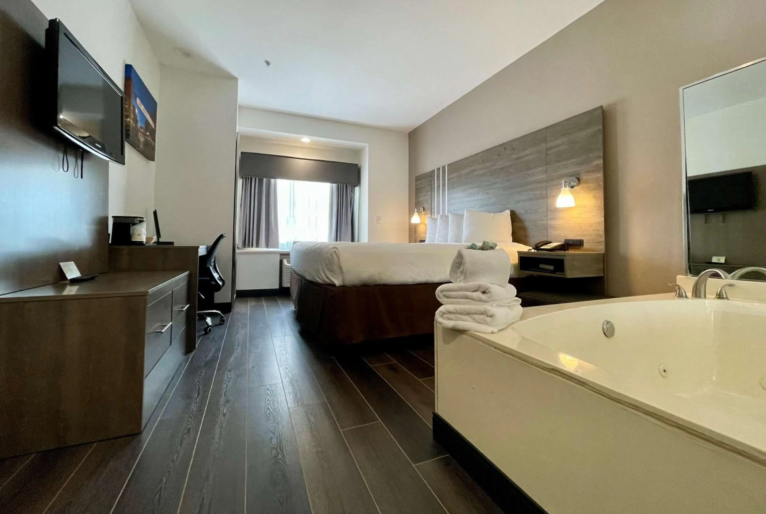 Photo of the whole room, Bed in Best Western Roanoke Inn & Suites